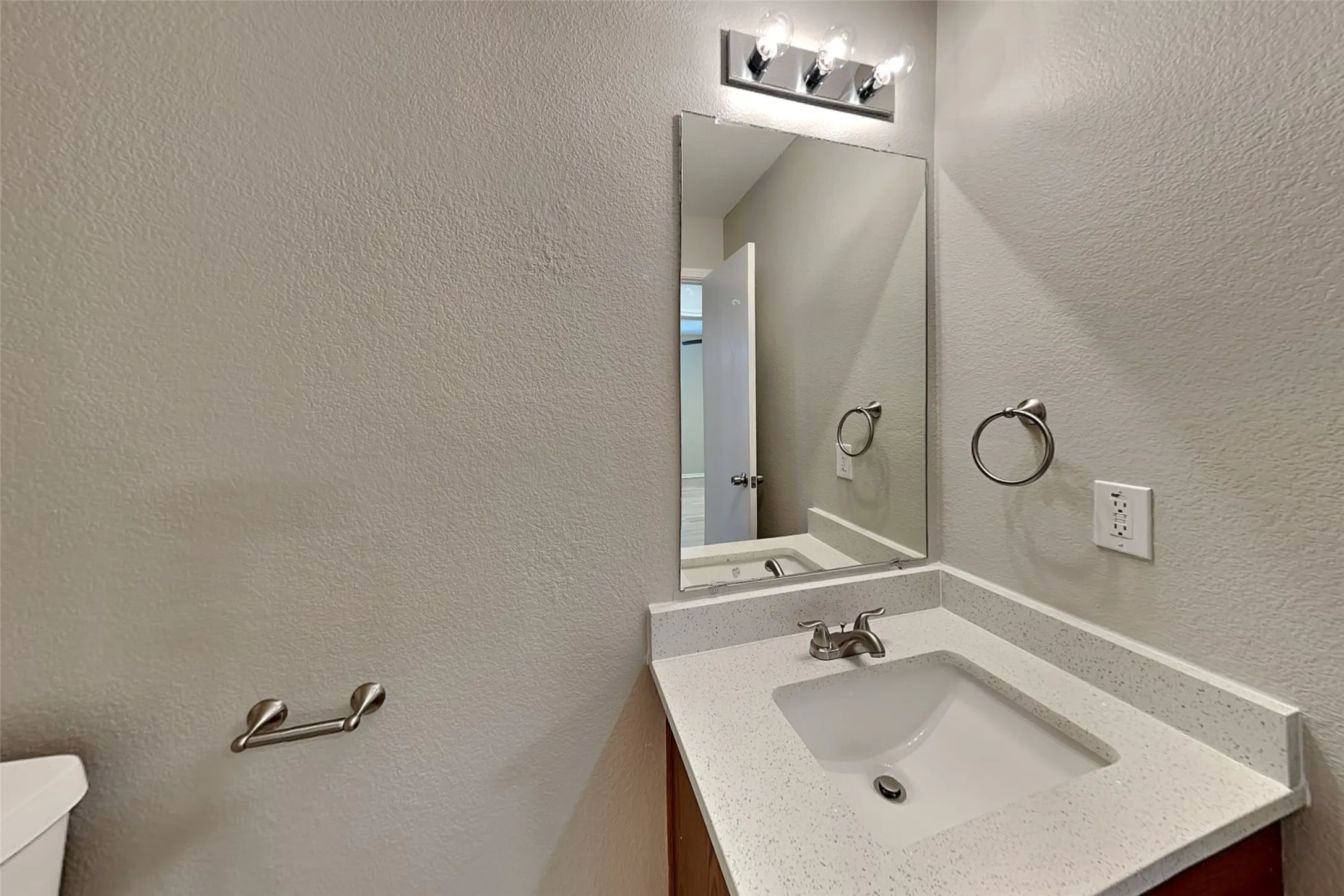 Single Family Residence For Rent in Tarrant County , 13717 Canyon Ranch Road, Fort Worth, Texas 76262, 3 Bedroom, 2 Bathroom, 2 Garage spaces, 1,744 Sqft, built in 2004, mls#21355191, Real Estate Agent in Fort Worth, Homes For Rent in Tarrant county, Homes For Rent in Fort Worth, Realtor in Fort Worth Texas, Real Estate Brokerage Independent Realty Texas, Luminita Cordes Realtor