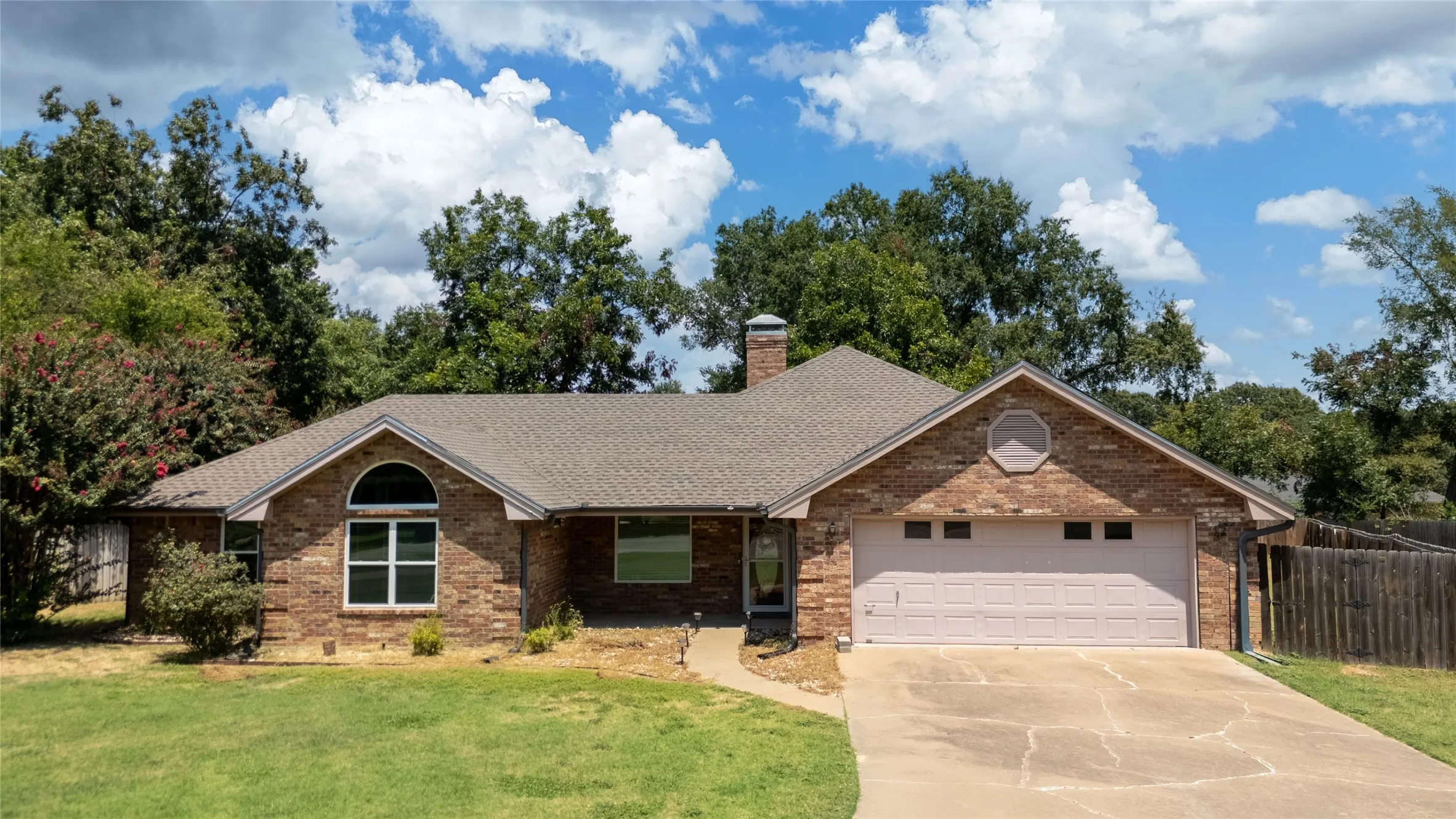Single Family Residence For Sale in Henderson County , 356 Copeland Circle, Chandler, Texas 75758, 3 Bedroom, 2 Bathroom, 2 Garage spaces, 1,849 Sqft, built in 1996, mls#21355169, Real Estate Agent in Chandler, Homes For Sale in Henderson county, Homes For Sale in Chandler, Realtor in Chandler Texas, Real Estate Brokerage Independent Realty Texas, Luminita Cordes Realtor
