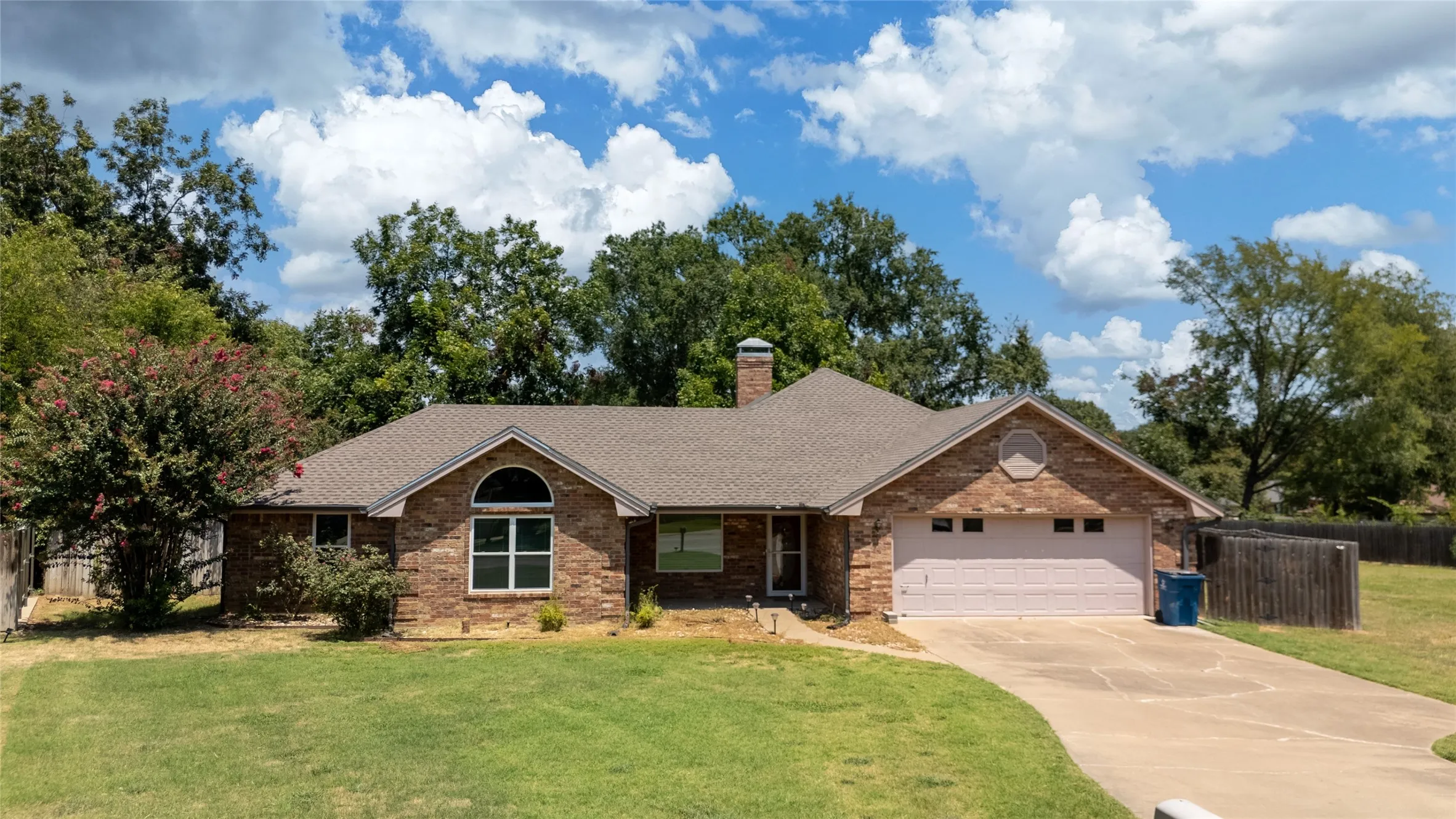 Single Family Residence For Sale in Henderson County , 356 Copeland Circle, Chandler, Texas 75758, 3 Bedroom, 2 Bathroom, 2 Garage spaces, 1,849 Sqft, built in 1996, mls#21355169, Real Estate Agent in Chandler, Homes For Sale in Henderson county, Homes For Sale in Chandler, Realtor in Chandler Texas, Real Estate Brokerage Independent Realty Texas, Luminita Cordes Realtor