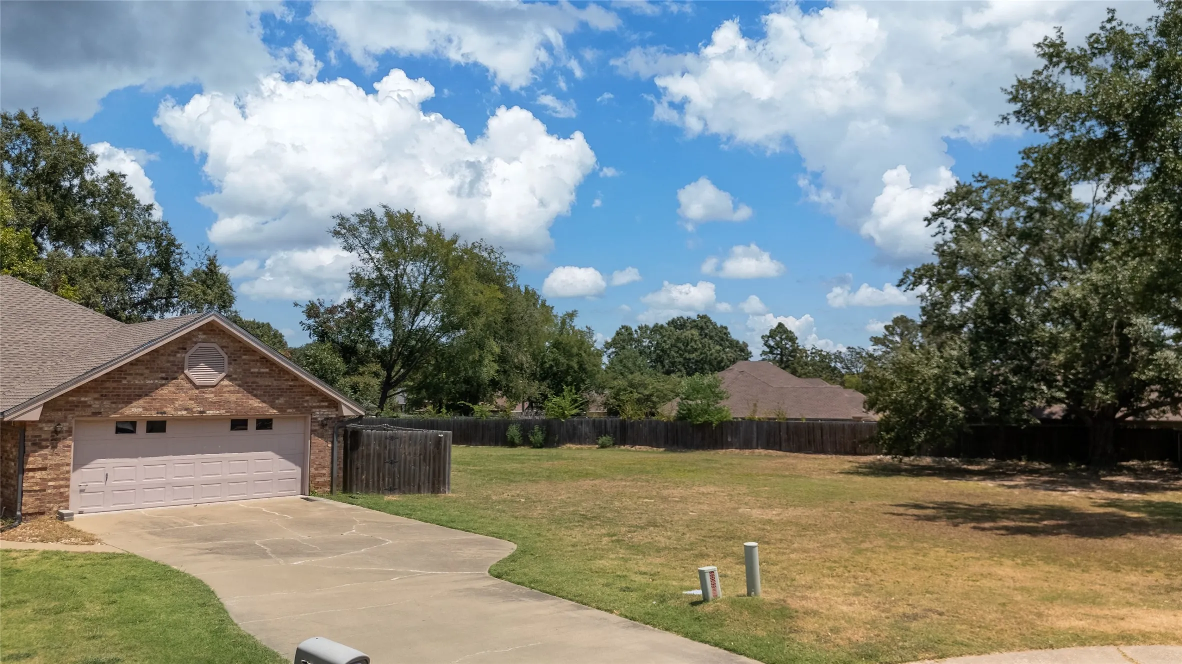 Single Family Residence For Sale in Henderson County , 356 Copeland Circle, Chandler, Texas 75758, 3 Bedroom, 2 Bathroom, 2 Garage spaces, 1,849 Sqft, built in 1996, mls#21355169, Real Estate Agent in Chandler, Homes For Sale in Henderson county, Homes For Sale in Chandler, Realtor in Chandler Texas, Real Estate Brokerage Independent Realty Texas, Luminita Cordes Realtor