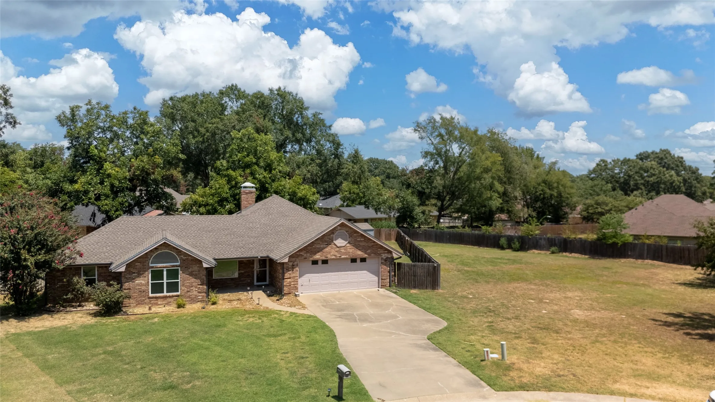 Single Family Residence For Sale in Henderson County , 356 Copeland Circle, Chandler, Texas 75758, 3 Bedroom, 2 Bathroom, 2 Garage spaces, 1,849 Sqft, built in 1996, mls#21355169, Real Estate Agent in Chandler, Homes For Sale in Henderson county, Homes For Sale in Chandler, Realtor in Chandler Texas, Real Estate Brokerage Independent Realty Texas, Luminita Cordes Realtor
