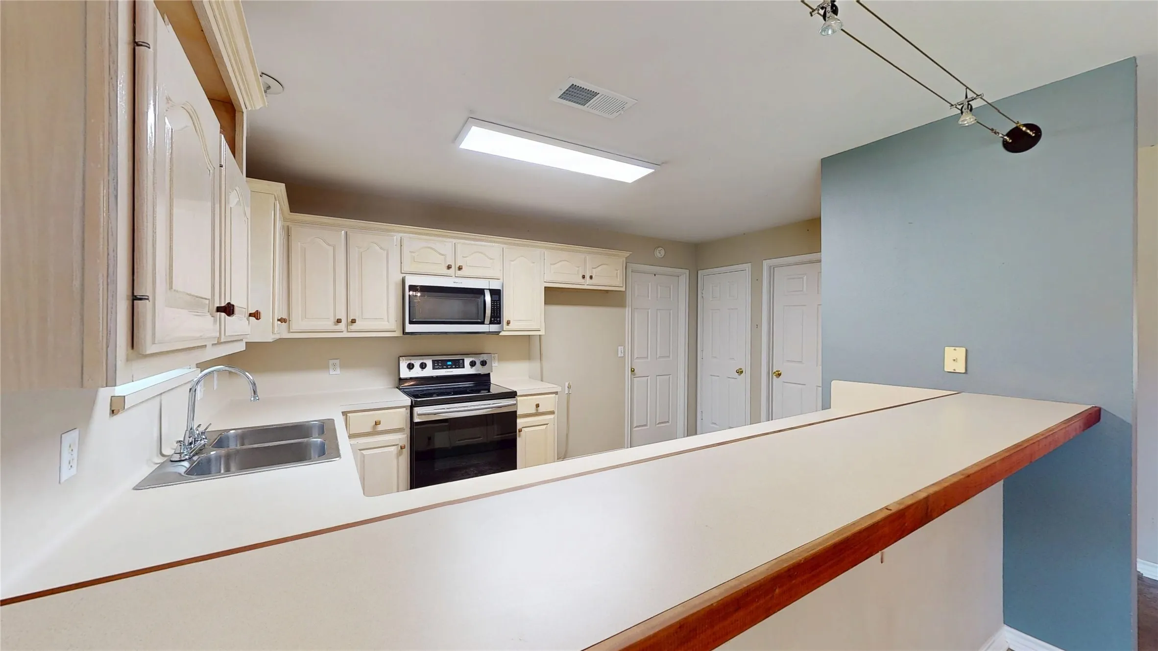 Single Family Residence For Sale in Henderson County , 356 Copeland Circle, Chandler, Texas 75758, 3 Bedroom, 2 Bathroom, 2 Garage spaces, 1,849 Sqft, built in 1996, mls#21355169, Real Estate Agent in Chandler, Homes For Sale in Henderson county, Homes For Sale in Chandler, Realtor in Chandler Texas, Real Estate Brokerage Independent Realty Texas, Luminita Cordes Realtor