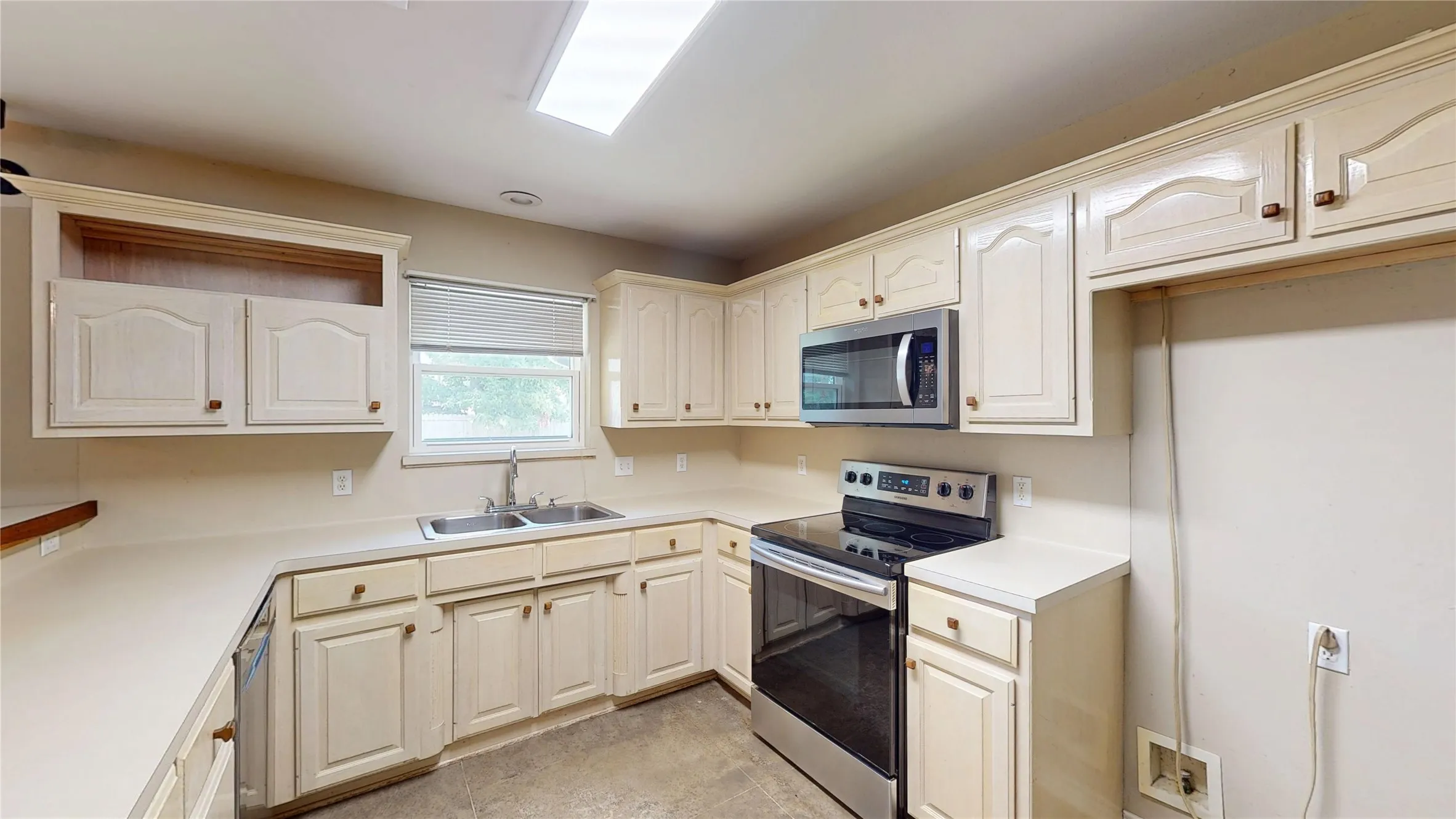 Single Family Residence For Sale in Henderson County , 356 Copeland Circle, Chandler, Texas 75758, 3 Bedroom, 2 Bathroom, 2 Garage spaces, 1,849 Sqft, built in 1996, mls#21355169, Real Estate Agent in Chandler, Homes For Sale in Henderson county, Homes For Sale in Chandler, Realtor in Chandler Texas, Real Estate Brokerage Independent Realty Texas, Luminita Cordes Realtor