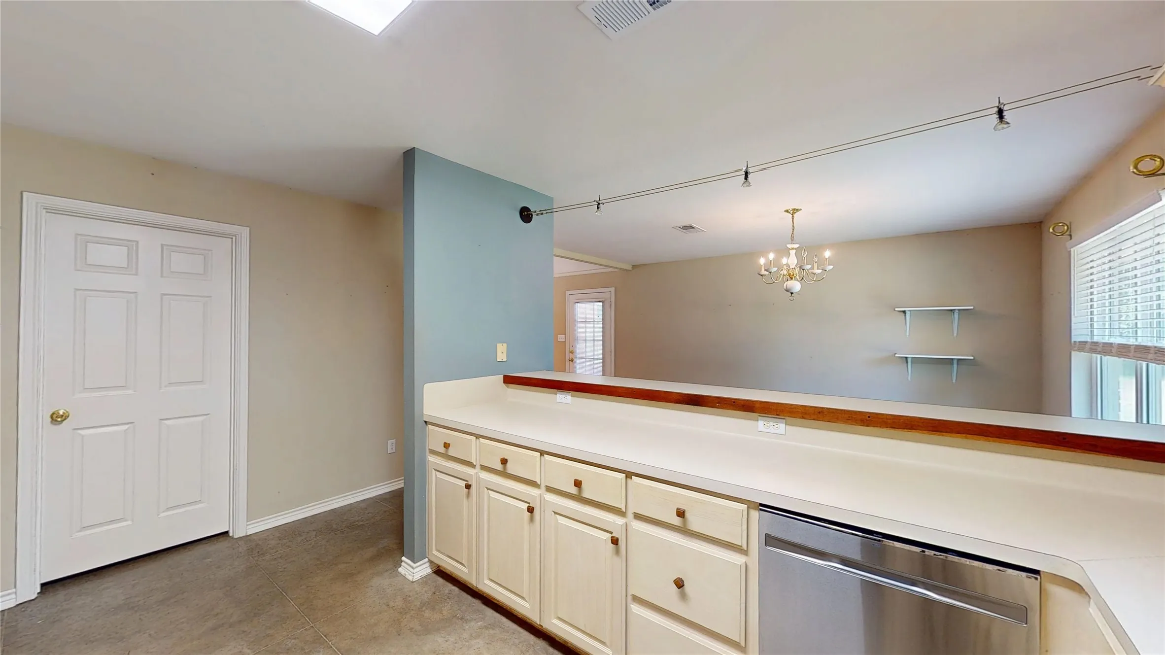 Single Family Residence For Sale in Henderson County , 356 Copeland Circle, Chandler, Texas 75758, 3 Bedroom, 2 Bathroom, 2 Garage spaces, 1,849 Sqft, built in 1996, mls#21355169, Real Estate Agent in Chandler, Homes For Sale in Henderson county, Homes For Sale in Chandler, Realtor in Chandler Texas, Real Estate Brokerage Independent Realty Texas, Luminita Cordes Realtor