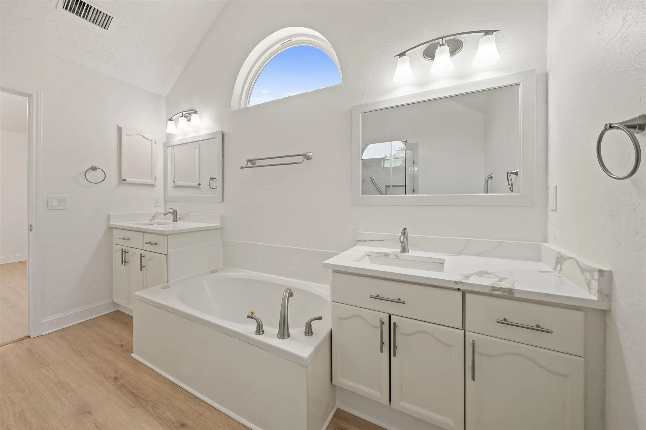 Single Family Residence For Rent in Collin County , 11000 Trestles Road, Frisco, Texas 75035, 3 Bedroom, 2 Bathroom, 2 Garage spaces, 1,861 Sqft, built in 1992, Price $2,500, mls#21355198, Real Estate Agent in Frisco, Homes For Rent in Collin county, Homes For Rent in Frisco, Realtor in Frisco Texas, Real Estate Brokerage Independent Realty Texas, Luminita Cordes Realtor