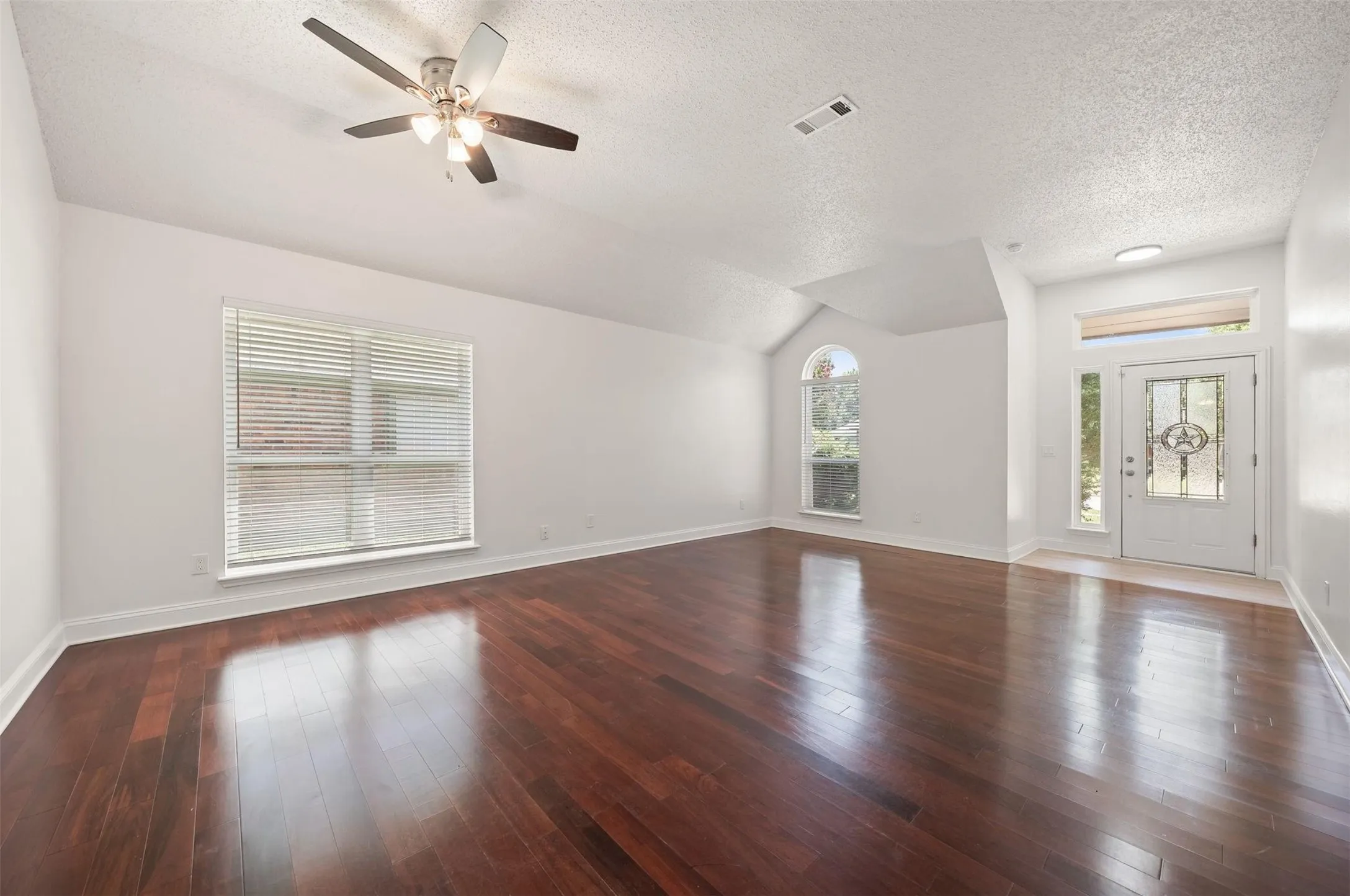 Single Family Residence For Rent in Collin County , 11000 Trestles Road, Frisco, Texas 75035, 3 Bedroom, 2 Bathroom, 2 Garage spaces, 1,861 Sqft, built in 1992, Price $2,500, mls#21355198, Real Estate Agent in Frisco, Homes For Rent in Collin county, Homes For Rent in Frisco, Realtor in Frisco Texas, Real Estate Brokerage Independent Realty Texas, Luminita Cordes Realtor