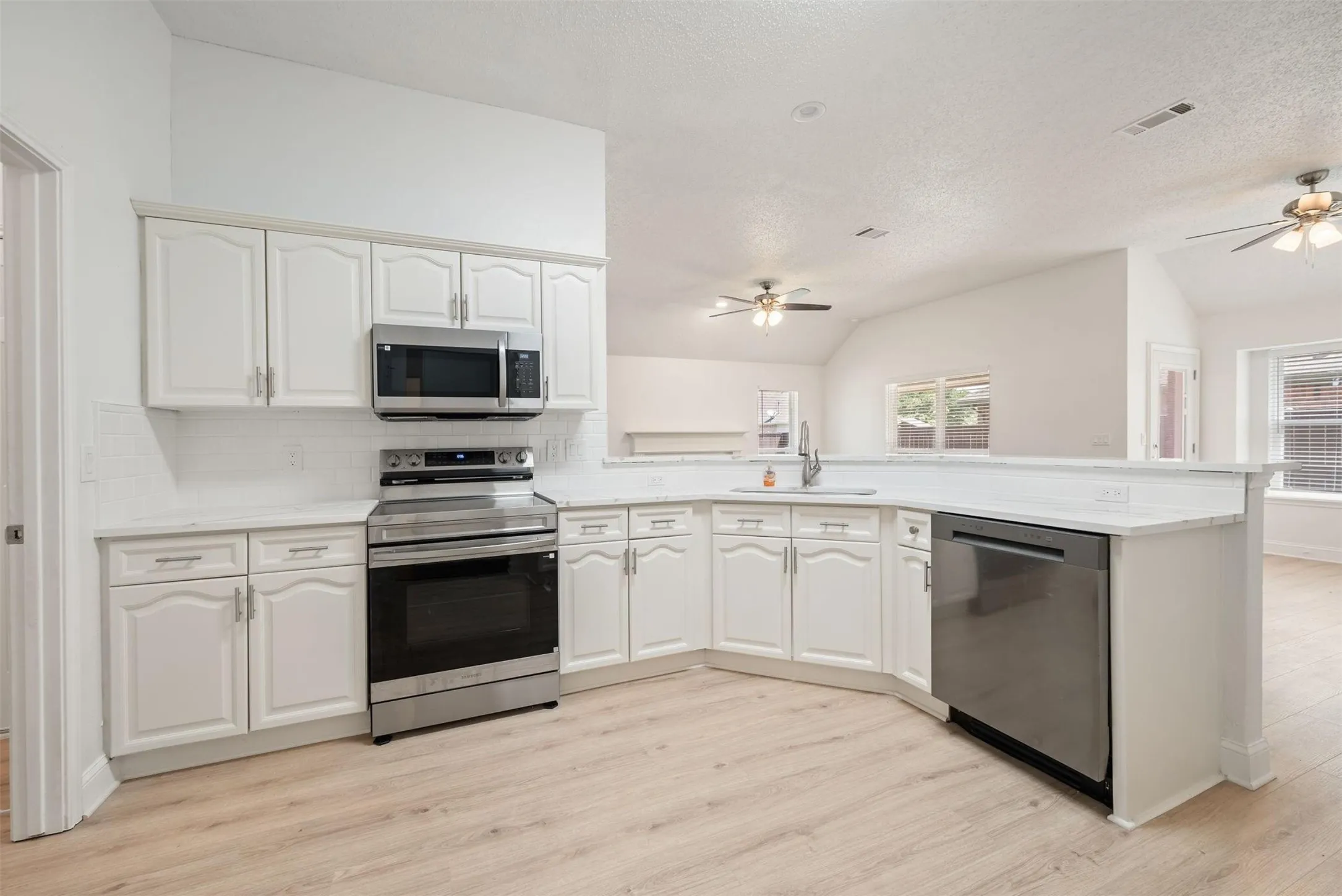 Single Family Residence For Rent in Collin County , 11000 Trestles Road, Frisco, Texas 75035, 3 Bedroom, 2 Bathroom, 2 Garage spaces, 1,861 Sqft, built in 1992, Price $2,500, mls#21355198, Real Estate Agent in Frisco, Homes For Rent in Collin county, Homes For Rent in Frisco, Realtor in Frisco Texas, Real Estate Brokerage Independent Realty Texas, Luminita Cordes Realtor
