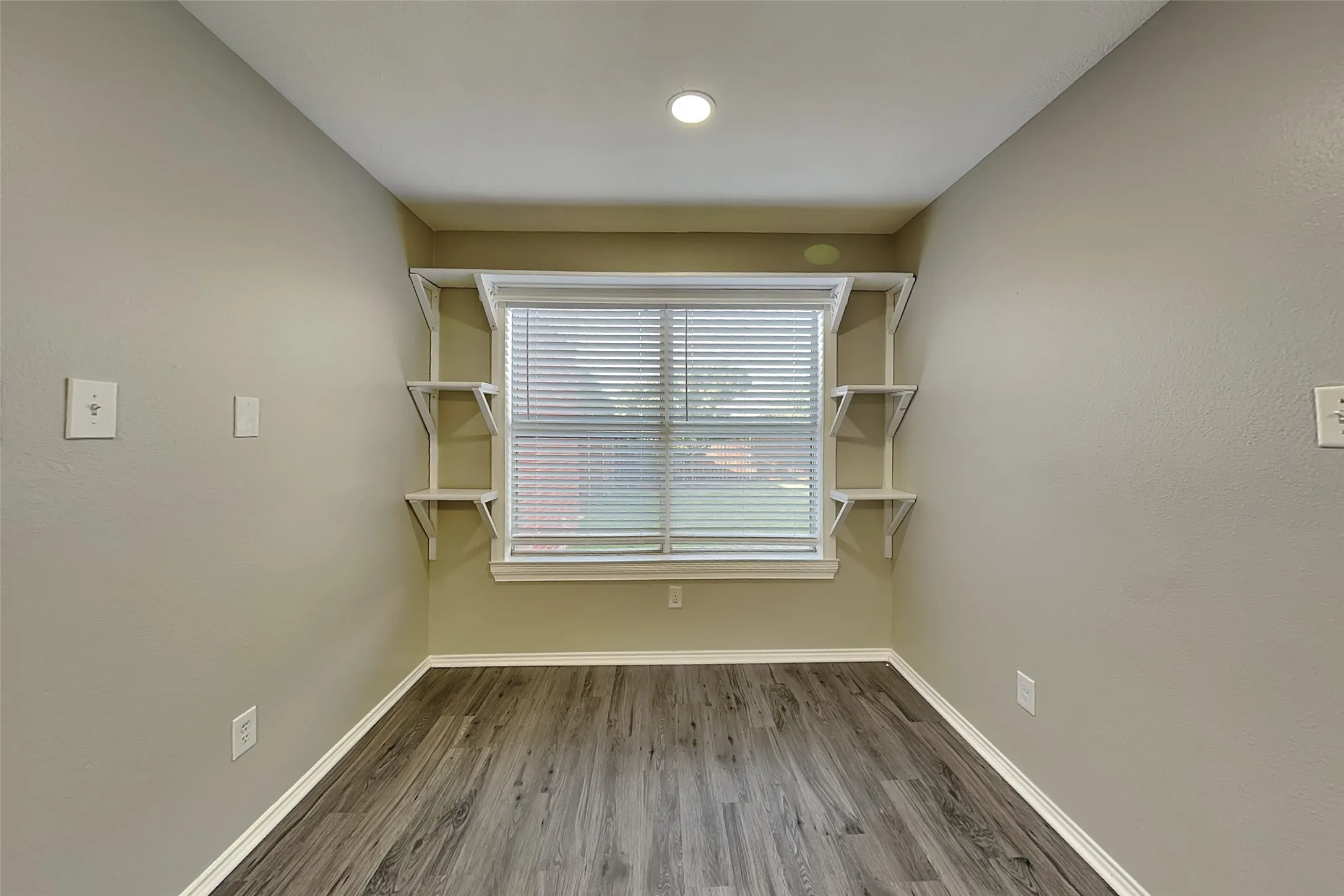 Single Family Residence For Rent in Denton County , 1005 Lake Bluff Drive, Flower Mound, Texas 75028, 4 Bedroom, 3 Bathroom, 2 Garage spaces, 1,750 Sqft, built in 1993, mls#21355219, Real Estate Agent in Flower Mound, Homes For Rent in Denton county, Homes For Rent in Flower Mound, Realtor in Flower Mound Texas, Real Estate Brokerage Independent Realty Texas, Luminita Cordes Realtor