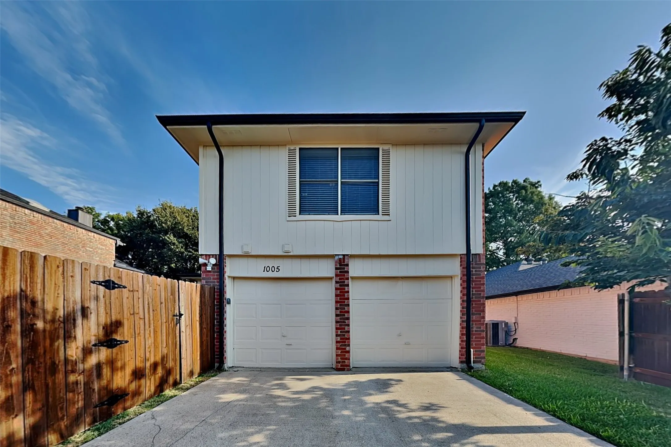 Single Family Residence For Rent in Denton County , 1005 Lake Bluff Drive, Flower Mound, Texas 75028, 4 Bedroom, 3 Bathroom, 2 Garage spaces, 1,750 Sqft, built in 1993, mls#21355219, Real Estate Agent in Flower Mound, Homes For Rent in Denton county, Homes For Rent in Flower Mound, Realtor in Flower Mound Texas, Real Estate Brokerage Independent Realty Texas, Luminita Cordes Realtor