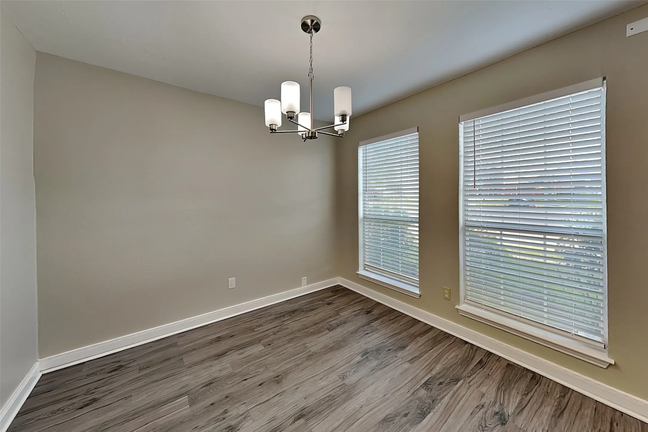 Single Family Residence For Rent in Denton County , 1005 Lake Bluff Drive, Flower Mound, Texas 75028, 4 Bedroom, 3 Bathroom, 2 Garage spaces, 1,750 Sqft, built in 1993, mls#21355219, Real Estate Agent in Flower Mound, Homes For Rent in Denton county, Homes For Rent in Flower Mound, Realtor in Flower Mound Texas, Real Estate Brokerage Independent Realty Texas, Luminita Cordes Realtor
