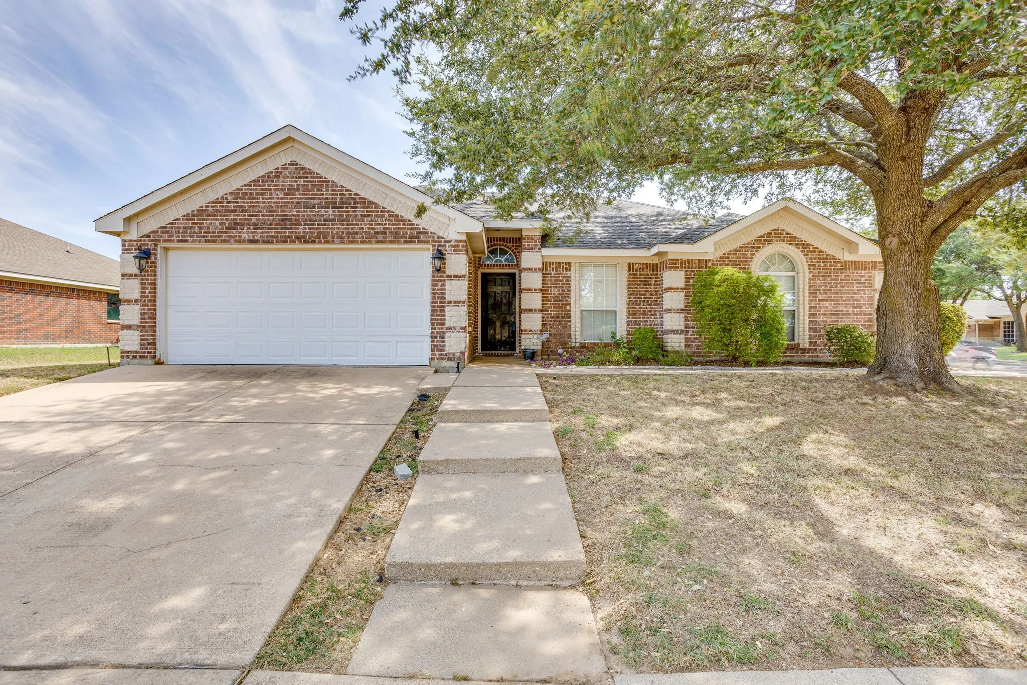 Single Family Residence For Sale in Johnson County , 400 Bretts Way, Burleson, Texas 76028, 3 Bedroom, 2 Bathroom, 2 Garage spaces, 1,600 Sqft, built in 2001, mls#21352280, Real Estate Agent in Burleson, Homes For Sale in Johnson county, Homes For Sale in Burleson, Realtor in Burleson Texas, Real Estate Brokerage Independent Realty Texas, Luminita Cordes Realtor
