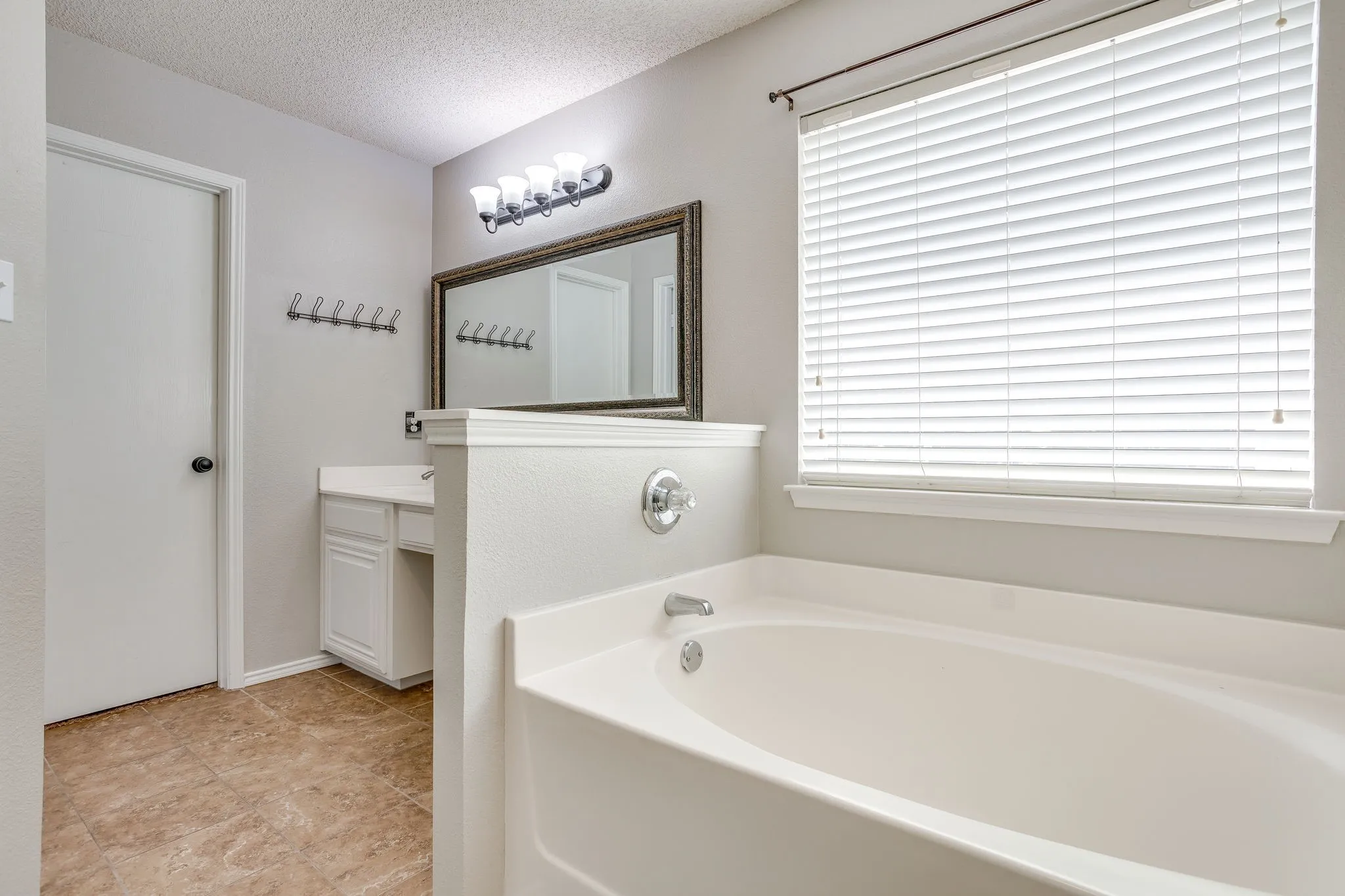 Garden tub and double sinks in Primary