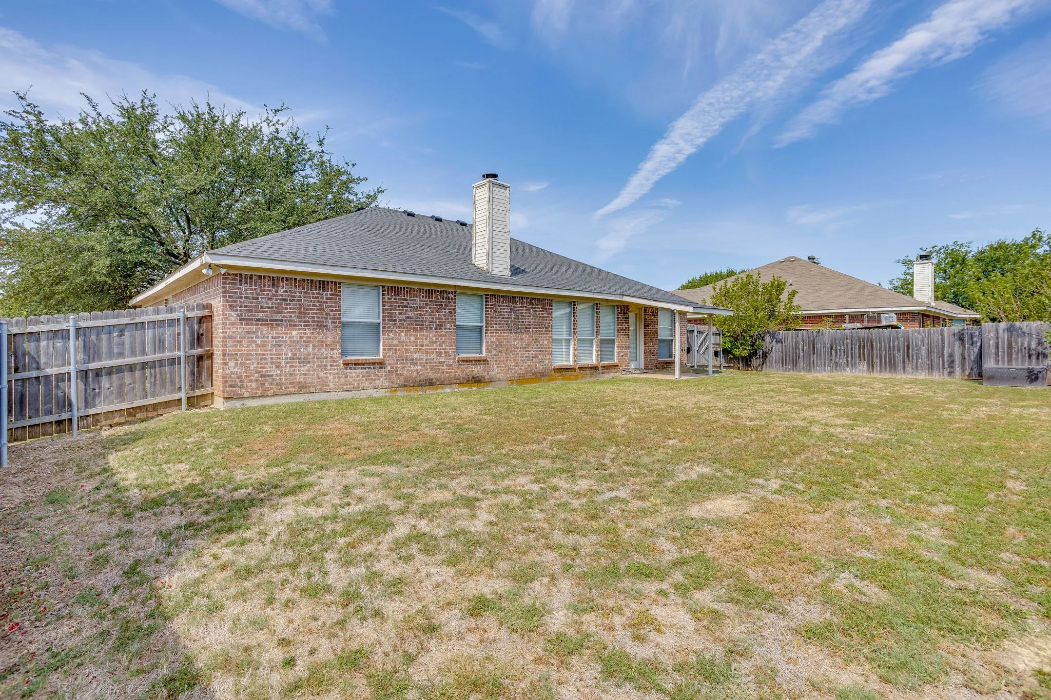 Fenced back yard/ covered patio