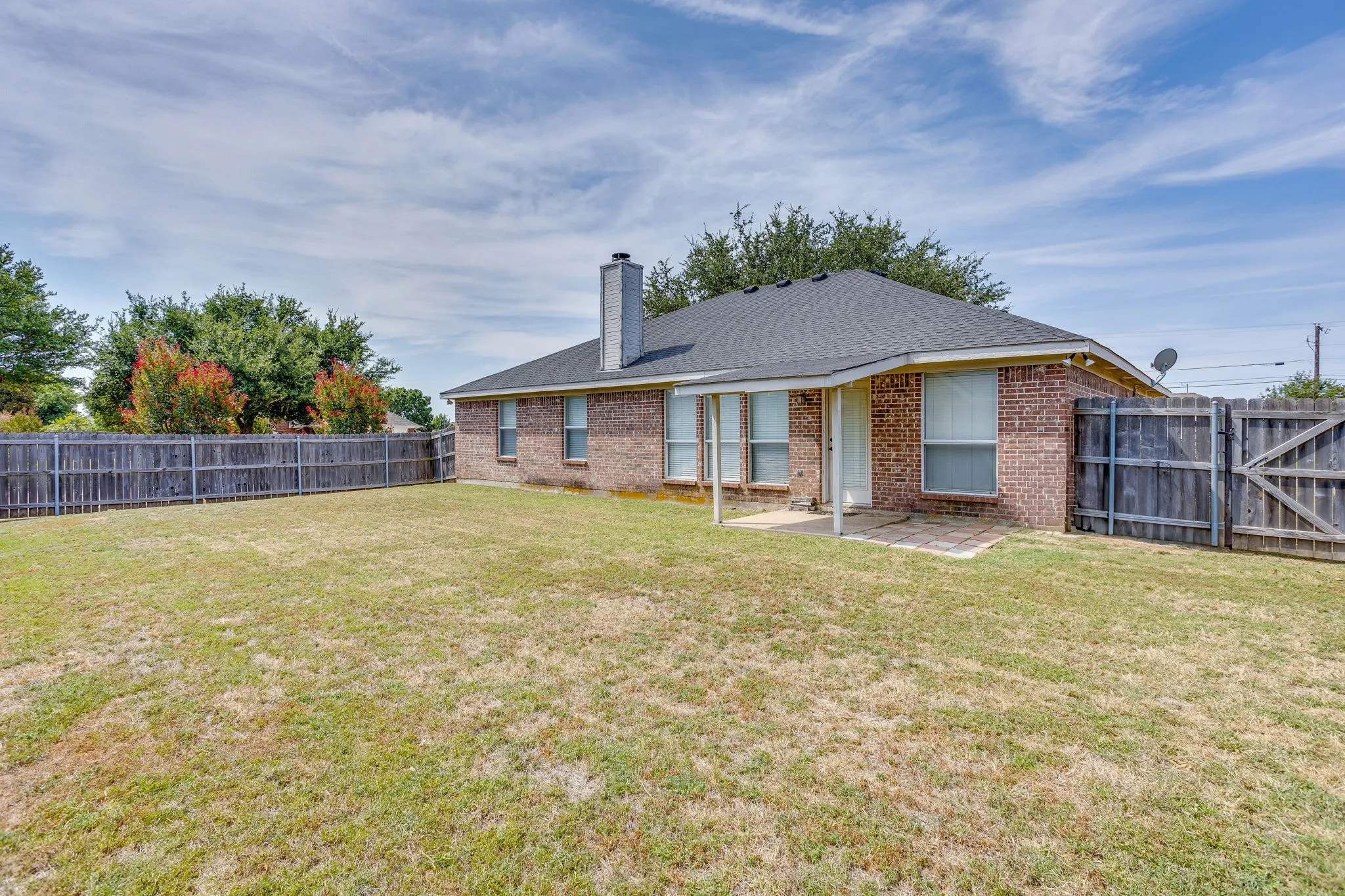 Fenced back yard/ gate/ patio