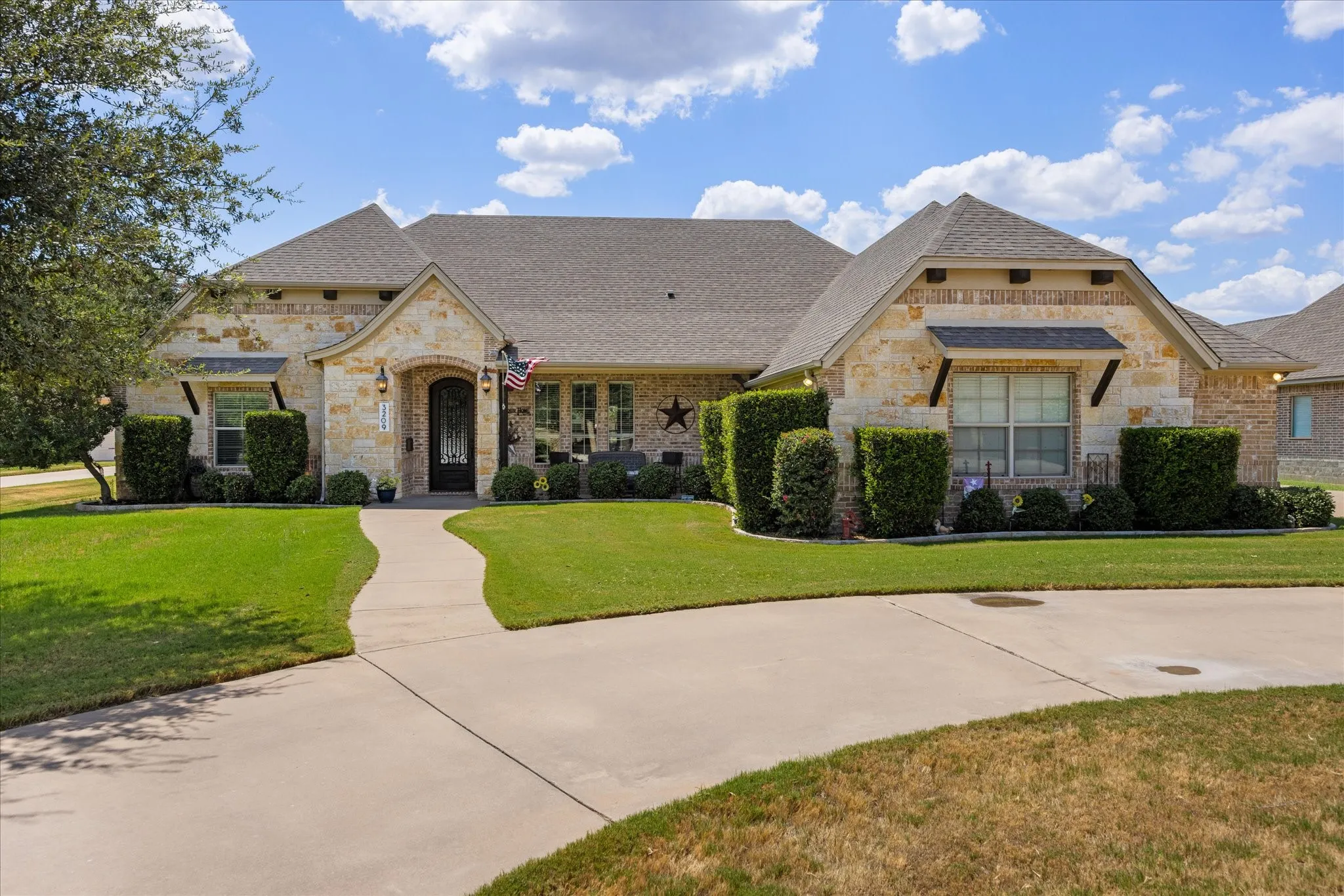 Single Family Residence For Sale in Hood County , 3209 Steamers Court, Granbury, Texas 76049, 3 Bedroom, 3 Bathroom, 3 Garage spaces, 2,569 Sqft, built in 2010, mls#21355213, Real Estate Agent in Granbury, Homes For Sale in Hood county, Homes For Sale in Granbury, Realtor in Granbury Texas, Real Estate Brokerage Independent Realty Texas, Luminita Cordes Realtor