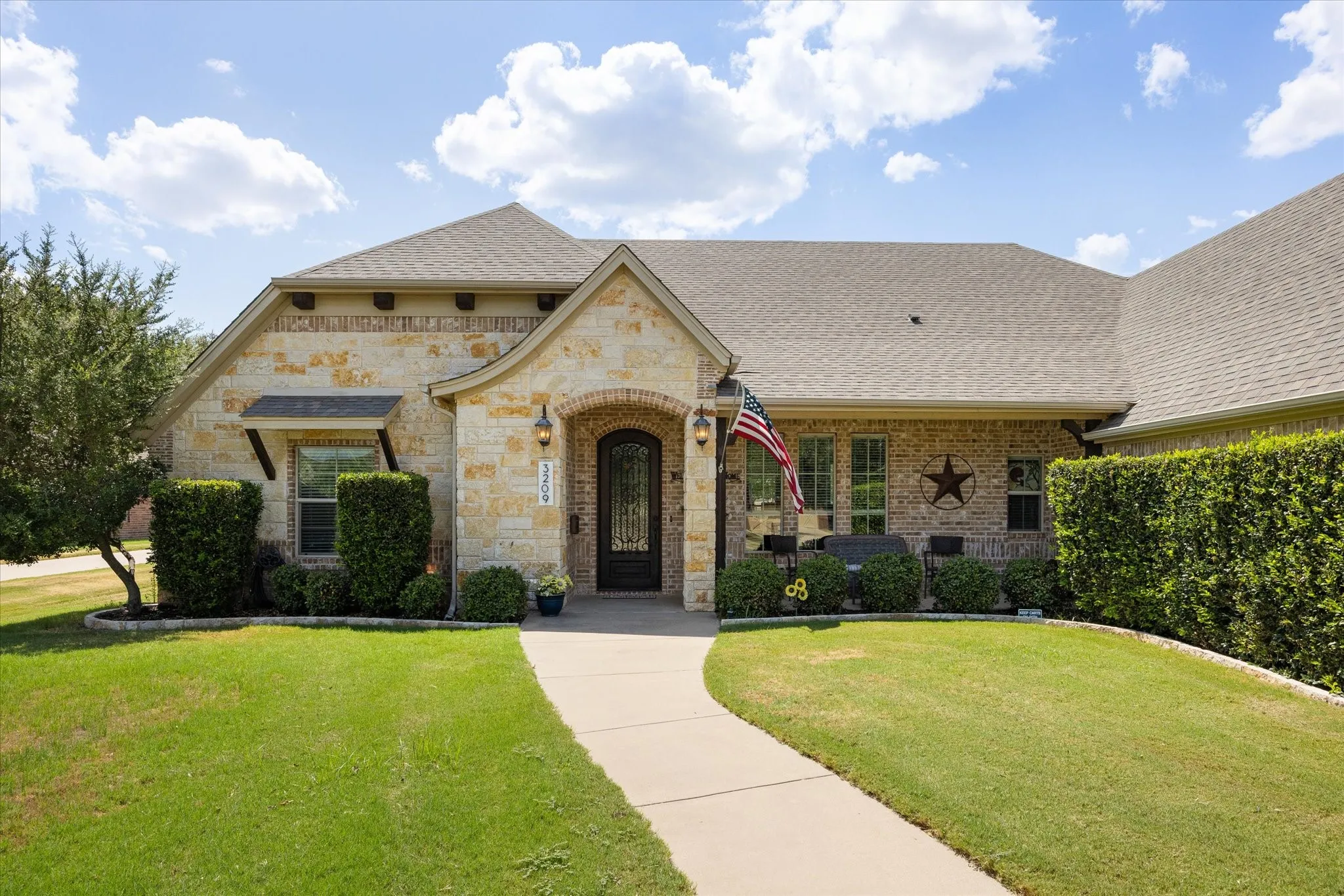 Single Family Residence For Sale in Hood County , 3209 Steamers Court, Granbury, Texas 76049, 3 Bedroom, 3 Bathroom, 3 Garage spaces, 2,569 Sqft, built in 2010, mls#21355213, Real Estate Agent in Granbury, Homes For Sale in Hood county, Homes For Sale in Granbury, Realtor in Granbury Texas, Real Estate Brokerage Independent Realty Texas, Luminita Cordes Realtor