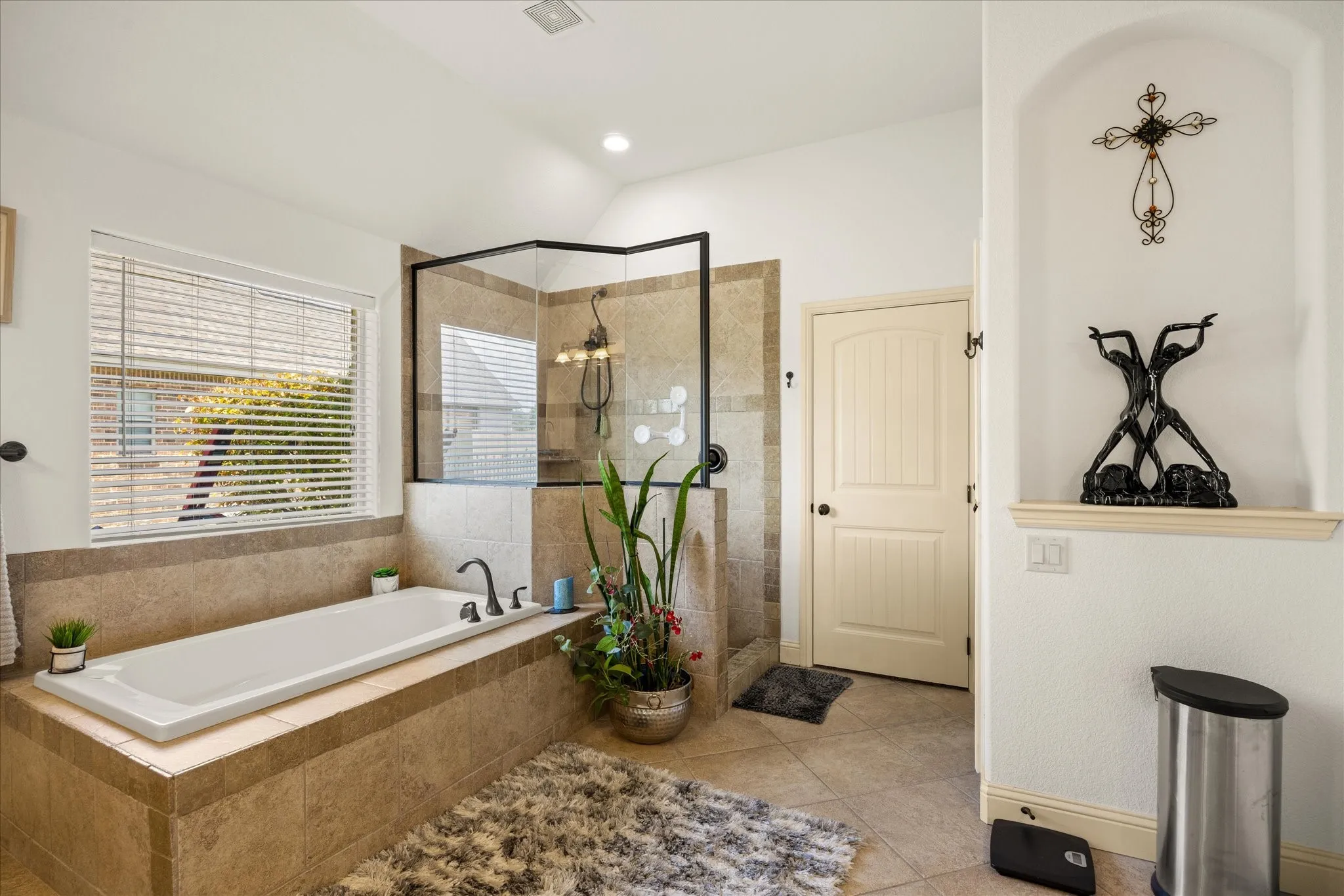 Single Family Residence For Sale in Hood County , 3209 Steamers Court, Granbury, Texas 76049, 3 Bedroom, 3 Bathroom, 3 Garage spaces, 2,569 Sqft, built in 2010, mls#21355213, Real Estate Agent in Granbury, Homes For Sale in Hood county, Homes For Sale in Granbury, Realtor in Granbury Texas, Real Estate Brokerage Independent Realty Texas, Luminita Cordes Realtor