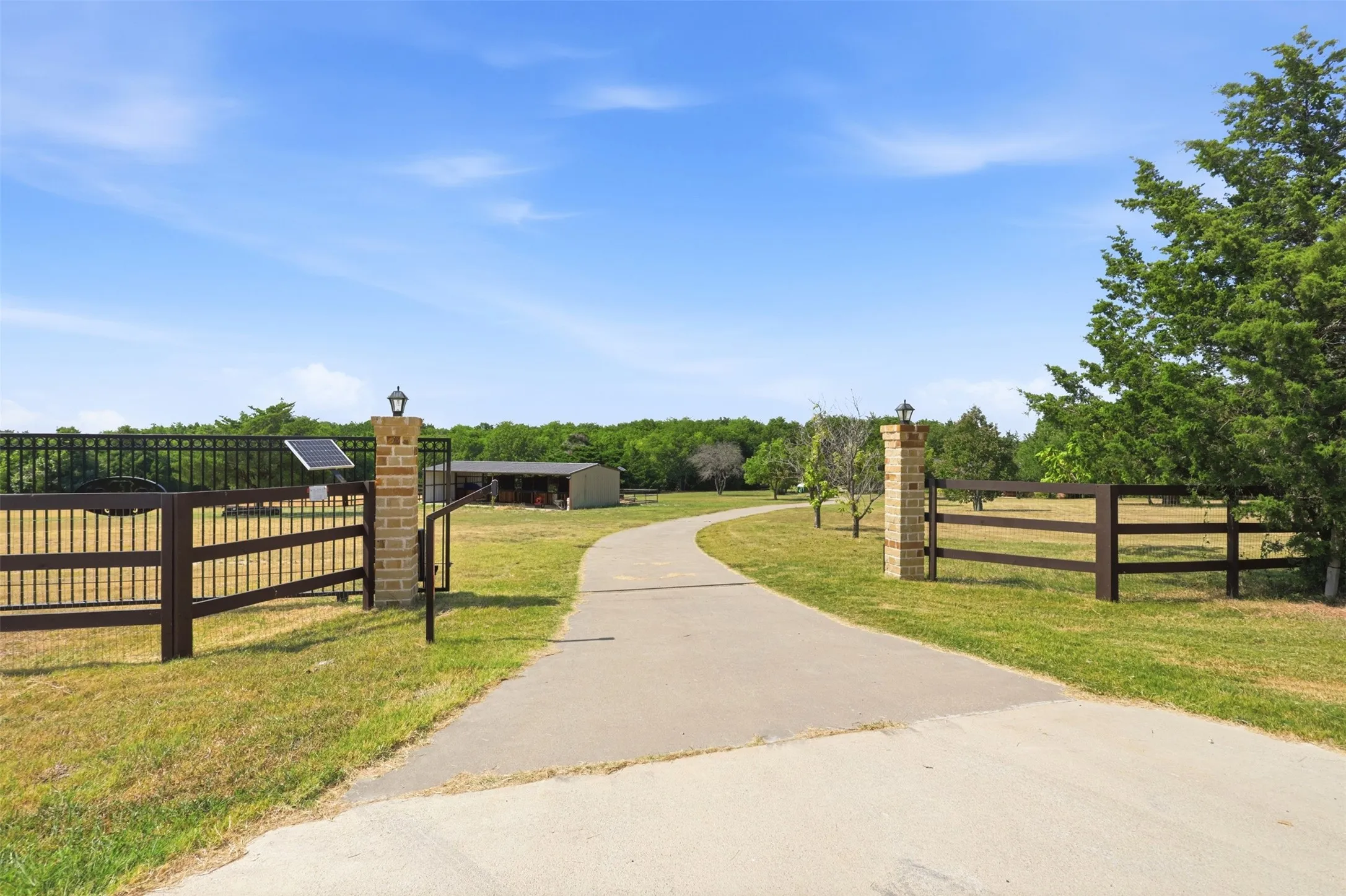 Single Family Residence For Sale in Collin County , 4111 Fm 2862, Anna, Texas 75409, 4 Bedroom, 4 Bathroom, 2 Garage spaces, 2,599 Sqft, built in 1997, mls#21334246, Real Estate Agent in Anna, Homes For Sale in Collin county, Homes For Sale in Anna, Realtor in Anna Texas, Real Estate Brokerage Independent Realty Texas, Luminita Cordes Realtor