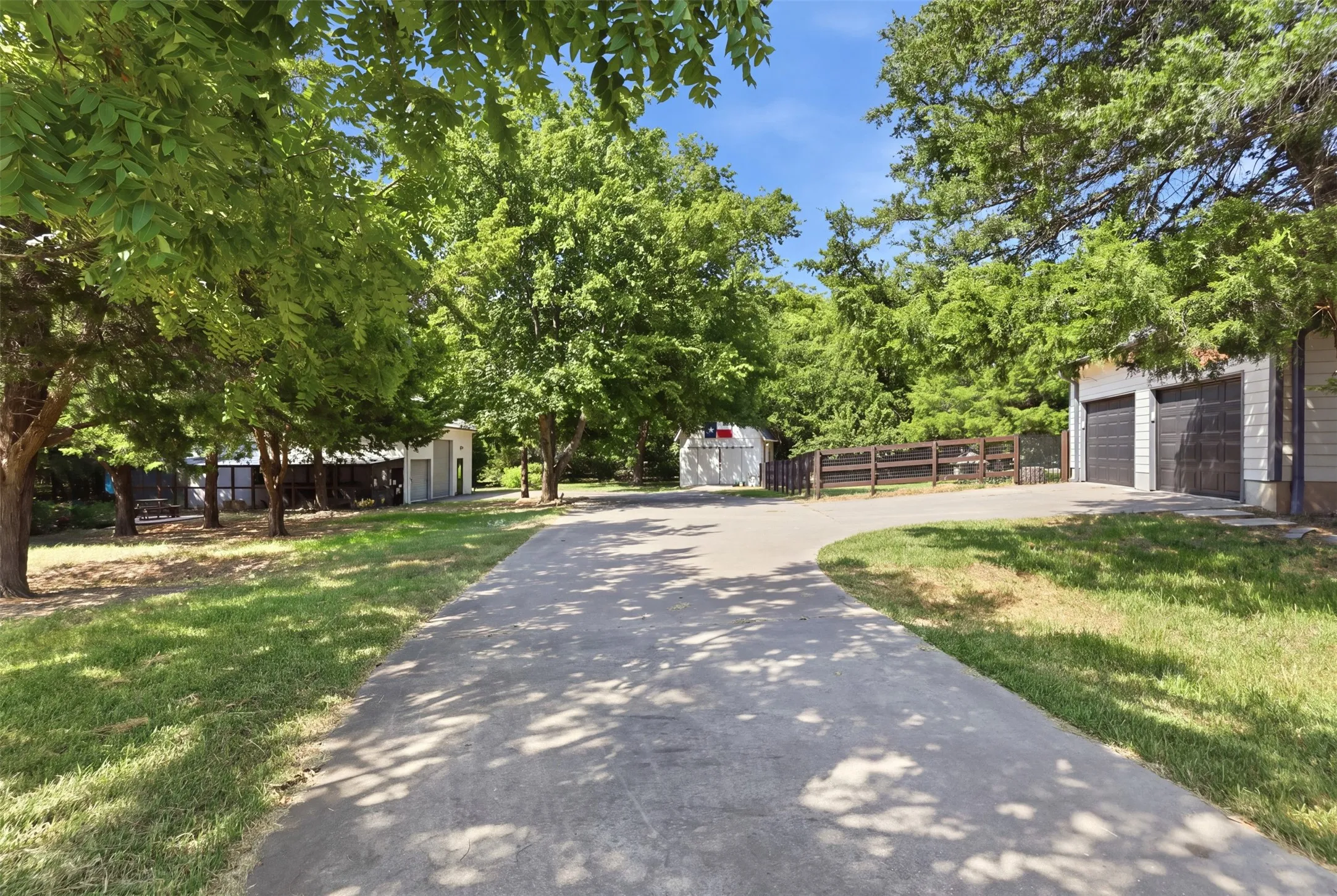 Single Family Residence For Sale in Collin County , 4111 Fm 2862, Anna, Texas 75409, 4 Bedroom, 4 Bathroom, 2 Garage spaces, 2,599 Sqft, built in 1997, mls#21334246, Real Estate Agent in Anna, Homes For Sale in Collin county, Homes For Sale in Anna, Realtor in Anna Texas, Real Estate Brokerage Independent Realty Texas, Luminita Cordes Realtor