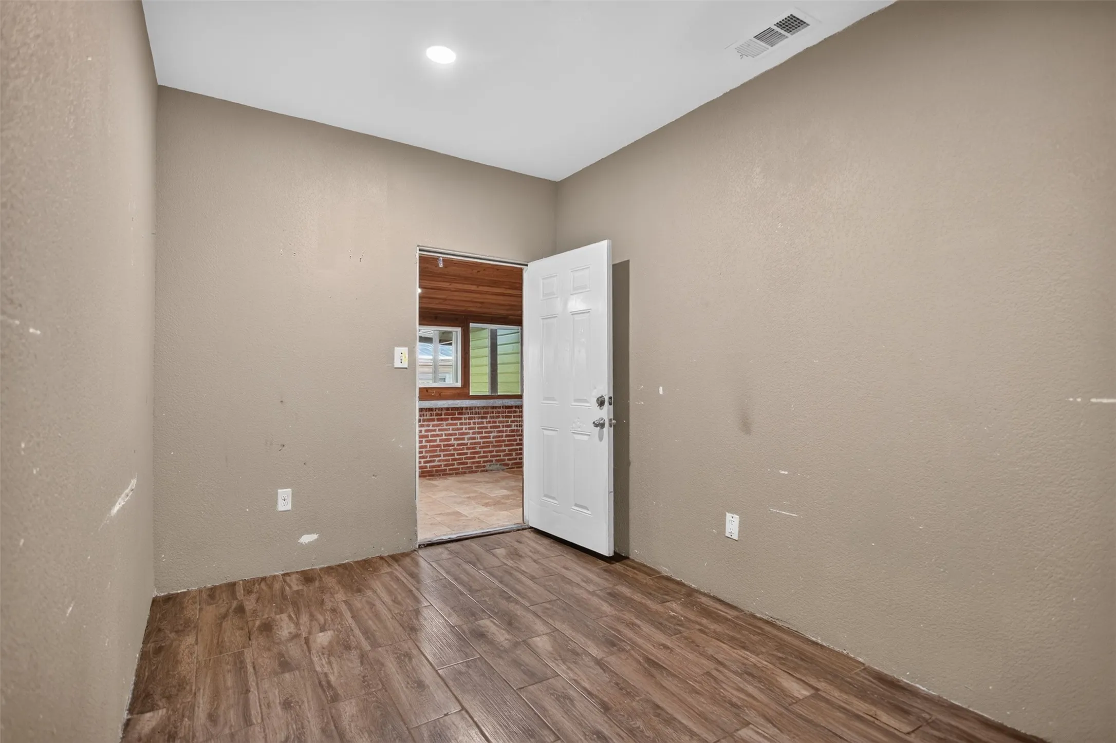 Single Family Residence For Sale in Dallas County , 335 Avenue I, Dallas, Texas 75203, 2 Bedrooms, 2 Bathrooms, Garage spaces, 2,193 Sqft, built in 1941, Price $375,000, mls#21351394, Real Estate Agent in Dallas, Homes For Sale in Dallas county, Homes For Sale in Dallas, Realtor in Dallas Texas, Real Estate Brokerage Independent Realty Texas, Luminita Cordes Realtor