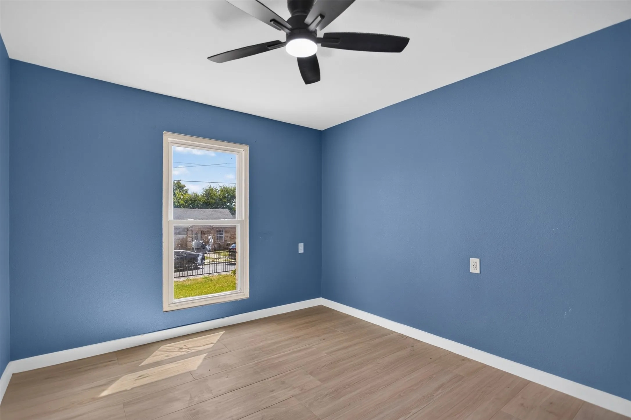 Single Family Residence For Sale in Dallas County , 335 Avenue I, Dallas, Texas 75203, 2 Bedrooms, 2 Bathrooms, Garage spaces, 2,193 Sqft, built in 1941, Price $375,000, mls#21351394, Real Estate Agent in Dallas, Homes For Sale in Dallas county, Homes For Sale in Dallas, Realtor in Dallas Texas, Real Estate Brokerage Independent Realty Texas, Luminita Cordes Realtor