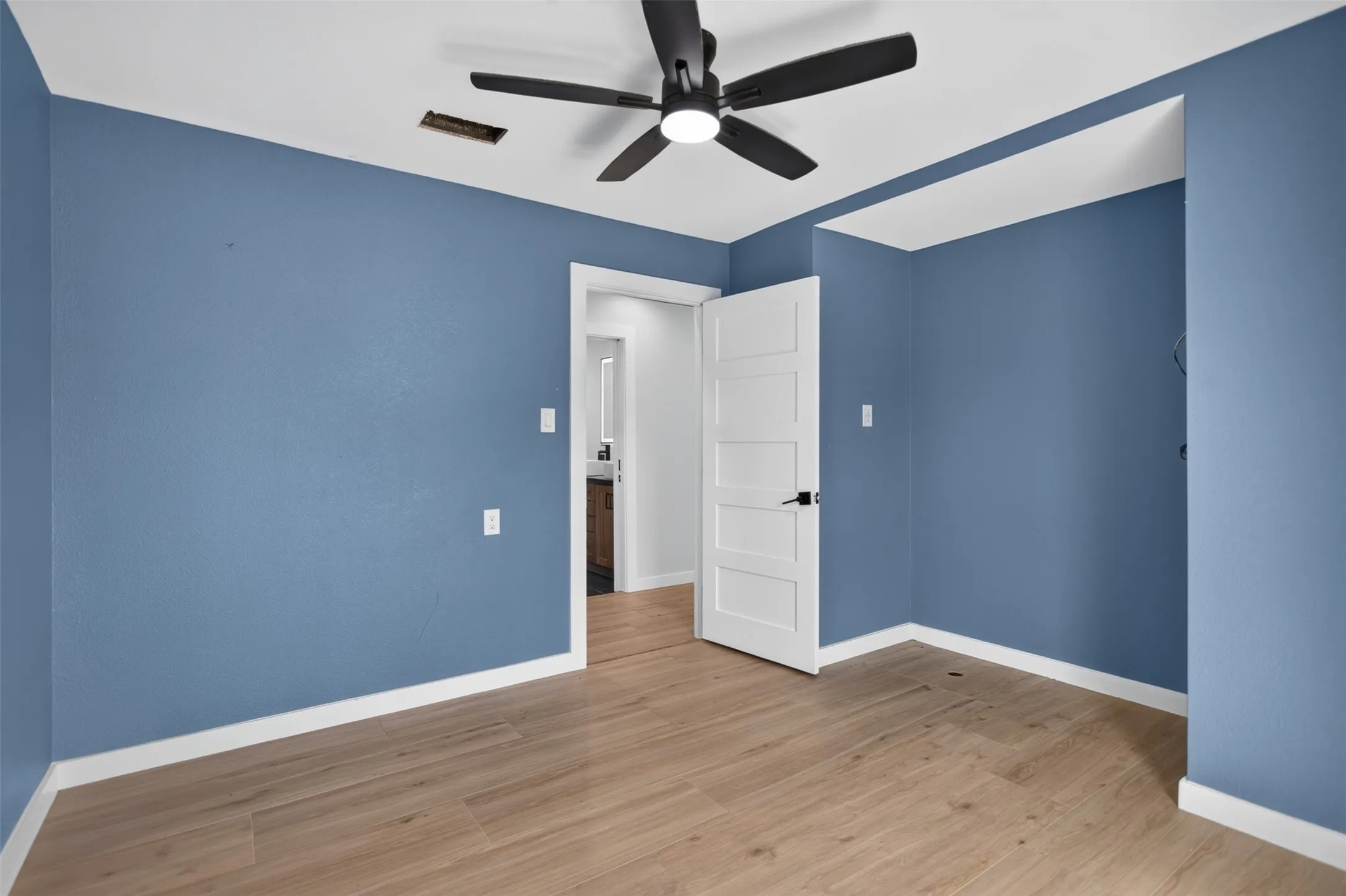 Single Family Residence For Sale in Dallas County , 335 Avenue I, Dallas, Texas 75203, 2 Bedrooms, 2 Bathrooms, Garage spaces, 2,193 Sqft, built in 1941, Price $375,000, mls#21351394, Real Estate Agent in Dallas, Homes For Sale in Dallas county, Homes For Sale in Dallas, Realtor in Dallas Texas, Real Estate Brokerage Independent Realty Texas, Luminita Cordes Realtor