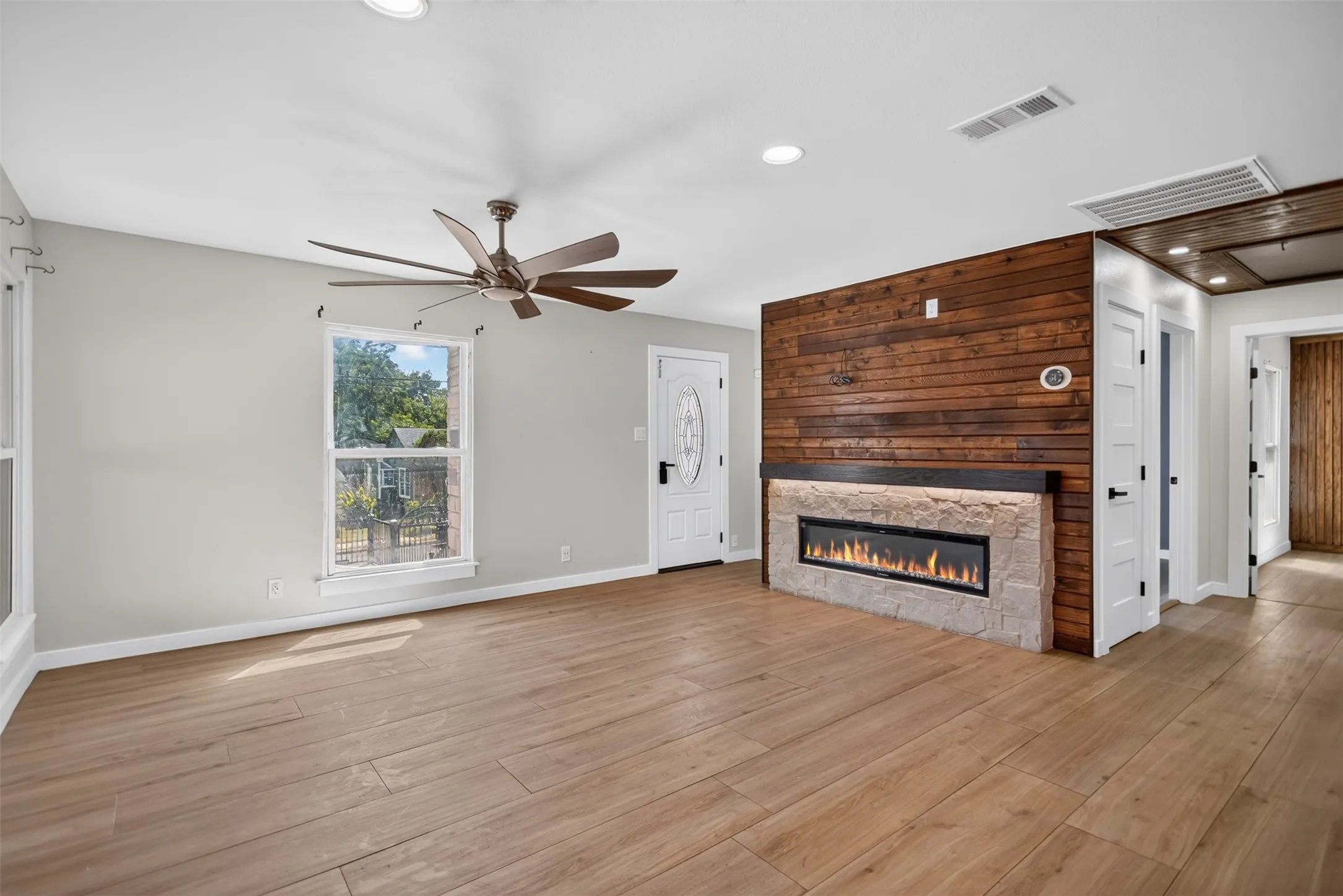 Single Family Residence For Sale in Dallas County , 335 Avenue I, Dallas, Texas 75203, 2 Bedrooms, 2 Bathrooms, Garage spaces, 2,193 Sqft, built in 1941, Price $375,000, mls#21351394, Real Estate Agent in Dallas, Homes For Sale in Dallas county, Homes For Sale in Dallas, Realtor in Dallas Texas, Real Estate Brokerage Independent Realty Texas, Luminita Cordes Realtor