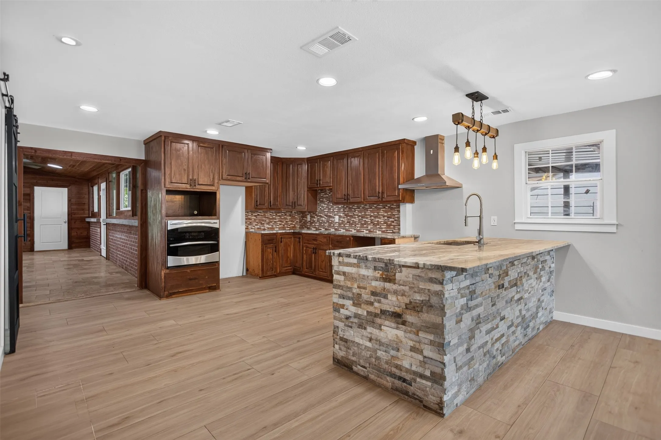 Single Family Residence For Sale in Dallas County , 335 Avenue I, Dallas, Texas 75203, 2 Bedrooms, 2 Bathrooms, Garage spaces, 2,193 Sqft, built in 1941, Price $375,000, mls#21351394, Real Estate Agent in Dallas, Homes For Sale in Dallas county, Homes For Sale in Dallas, Realtor in Dallas Texas, Real Estate Brokerage Independent Realty Texas, Luminita Cordes Realtor