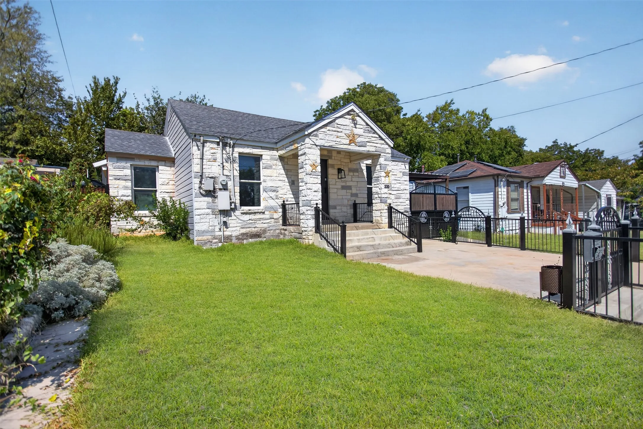 Single Family Residence For Sale in Dallas County , 335 Avenue I, Dallas, Texas 75203, 2 Bedrooms, 2 Bathrooms, Garage spaces, 2,193 Sqft, built in 1941, Price $375,000, mls#21351394, Real Estate Agent in Dallas, Homes For Sale in Dallas county, Homes For Sale in Dallas, Realtor in Dallas Texas, Real Estate Brokerage Independent Realty Texas, Luminita Cordes Realtor