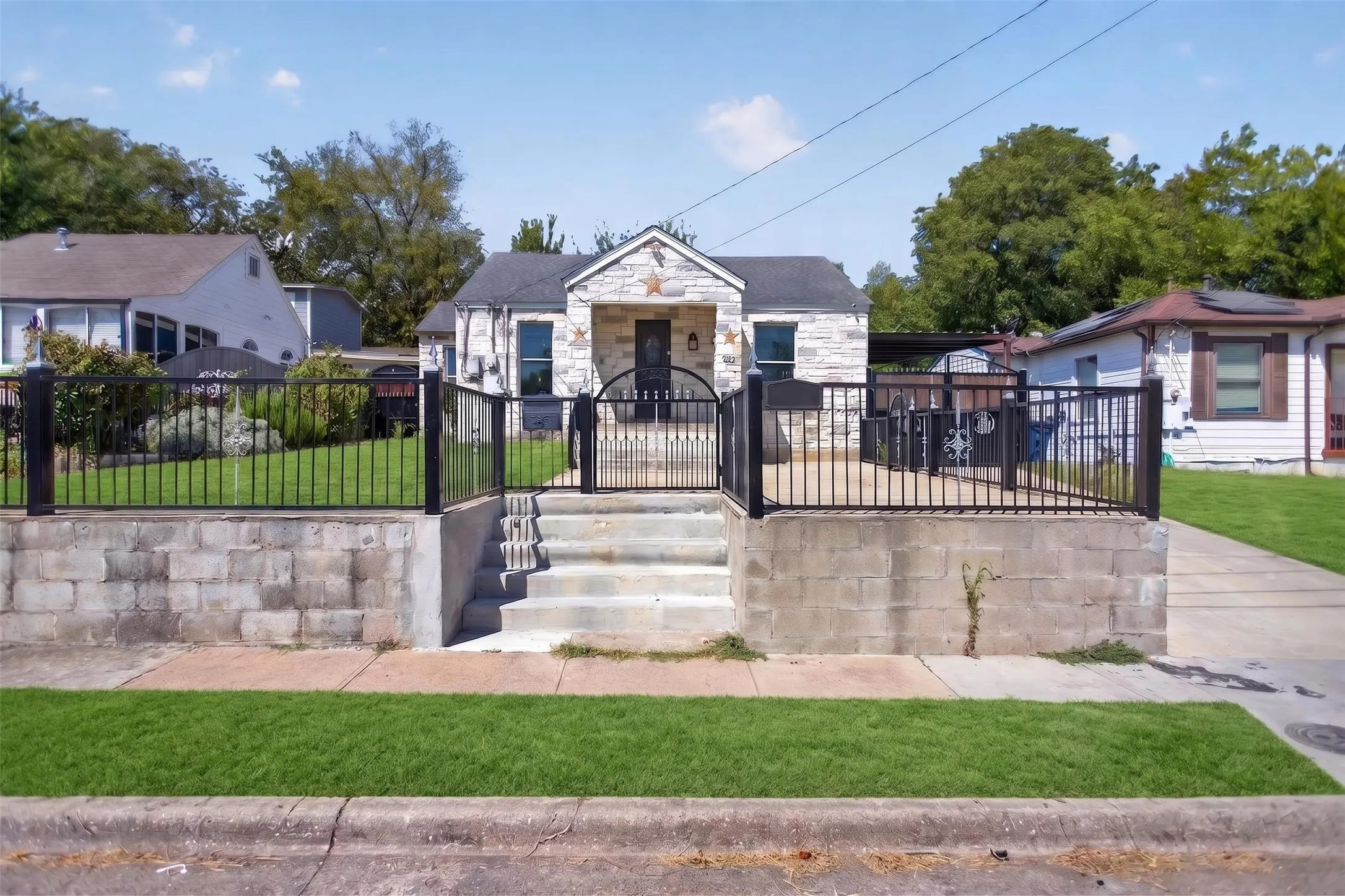 Single Family Residence For Sale in Dallas County , 335 Avenue I, Dallas, Texas 75203, 2 Bedrooms, 2 Bathrooms, Garage spaces, 2,193 Sqft, built in 1941, Price $375,000, mls#21351394, Real Estate Agent in Dallas, Homes For Sale in Dallas county, Homes For Sale in Dallas, Realtor in Dallas Texas, Real Estate Brokerage Independent Realty Texas, Luminita Cordes Realtor