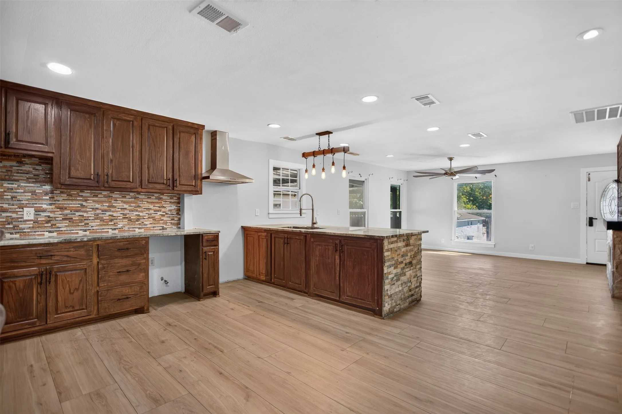 Single Family Residence For Sale in Dallas County , 335 Avenue I, Dallas, Texas 75203, 2 Bedrooms, 2 Bathrooms, Garage spaces, 2,193 Sqft, built in 1941, Price $375,000, mls#21351394, Real Estate Agent in Dallas, Homes For Sale in Dallas county, Homes For Sale in Dallas, Realtor in Dallas Texas, Real Estate Brokerage Independent Realty Texas, Luminita Cordes Realtor