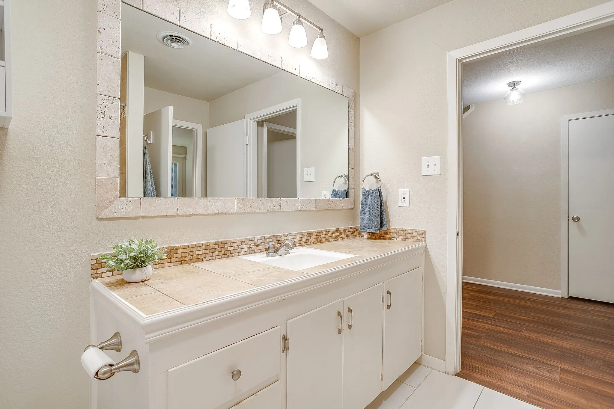 Single Family Residence For Rent in Tarrant County , 5248 Greene Avenue, Fort Worth, Texas 76133, 4 Bedroom, 2 Bathroom, 2 Garage spaces, 2,561 Sqft, built in 1961, mls#21355233, Real Estate Agent in Fort Worth, Homes For Rent in Tarrant county, Homes For Rent in Fort Worth, Realtor in Fort Worth Texas, Real Estate Brokerage Independent Realty Texas, Luminita Cordes Realtor