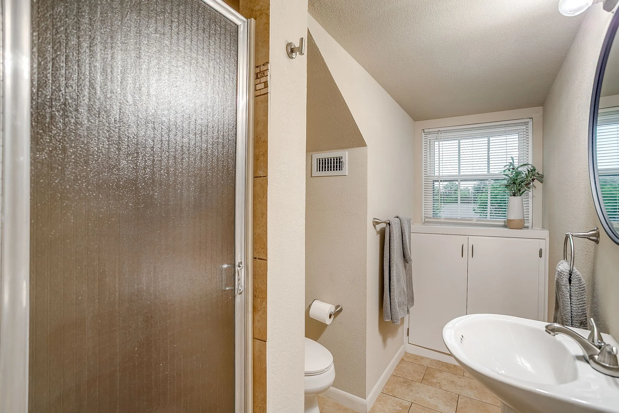 Single Family Residence For Rent in Tarrant County , 5248 Greene Avenue, Fort Worth, Texas 76133, 4 Bedroom, 2 Bathroom, 2 Garage spaces, 2,561 Sqft, built in 1961, mls#21355233, Real Estate Agent in Fort Worth, Homes For Rent in Tarrant county, Homes For Rent in Fort Worth, Realtor in Fort Worth Texas, Real Estate Brokerage Independent Realty Texas, Luminita Cordes Realtor