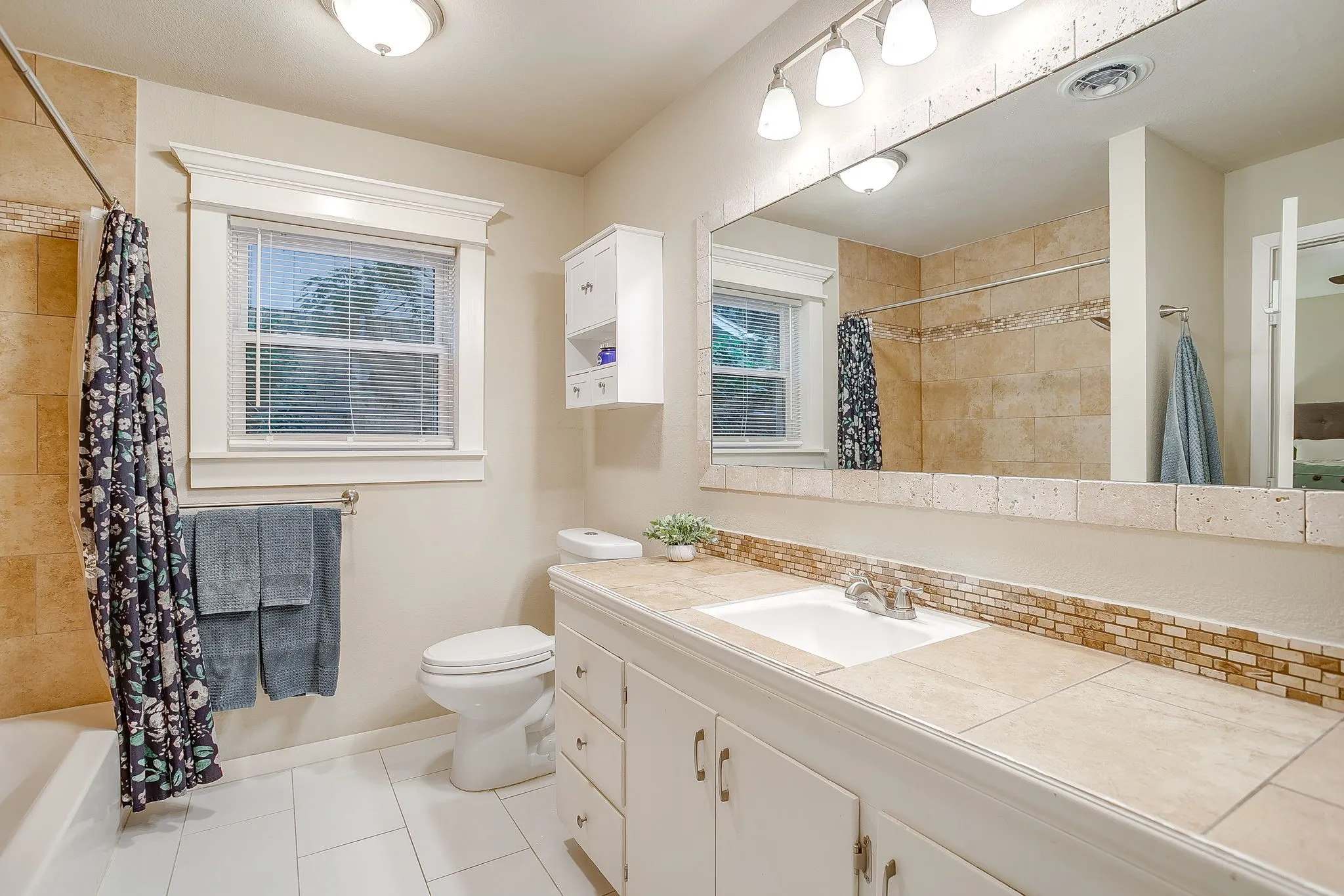 Single Family Residence For Rent in Tarrant County , 5248 Greene Avenue, Fort Worth, Texas 76133, 4 Bedroom, 2 Bathroom, 2 Garage spaces, 2,561 Sqft, built in 1961, mls#21355233, Real Estate Agent in Fort Worth, Homes For Rent in Tarrant county, Homes For Rent in Fort Worth, Realtor in Fort Worth Texas, Real Estate Brokerage Independent Realty Texas, Luminita Cordes Realtor