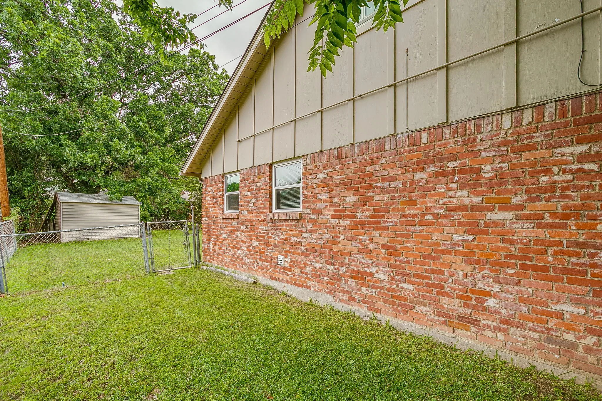 Single Family Residence For Rent in Tarrant County , 5248 Greene Avenue, Fort Worth, Texas 76133, 4 Bedroom, 2 Bathroom, 2 Garage spaces, 2,561 Sqft, built in 1961, mls#21355233, Real Estate Agent in Fort Worth, Homes For Rent in Tarrant county, Homes For Rent in Fort Worth, Realtor in Fort Worth Texas, Real Estate Brokerage Independent Realty Texas, Luminita Cordes Realtor