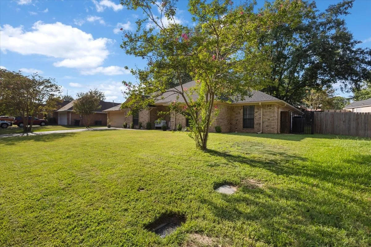 Single Family Residence For Sale in Smith County , 3108 Varsity Drive, Tyler, Texas 75701, 3 Bedroom, 2 Bathroom, 2 Garage spaces, 2,041 Sqft, built in 1992, mls#21349028, Real Estate Agent in Tyler, Homes For Sale in Smith county, Homes For Sale in Tyler, Realtor in Tyler Texas, Real Estate Brokerage Independent Realty Texas, Luminita Cordes Realtor