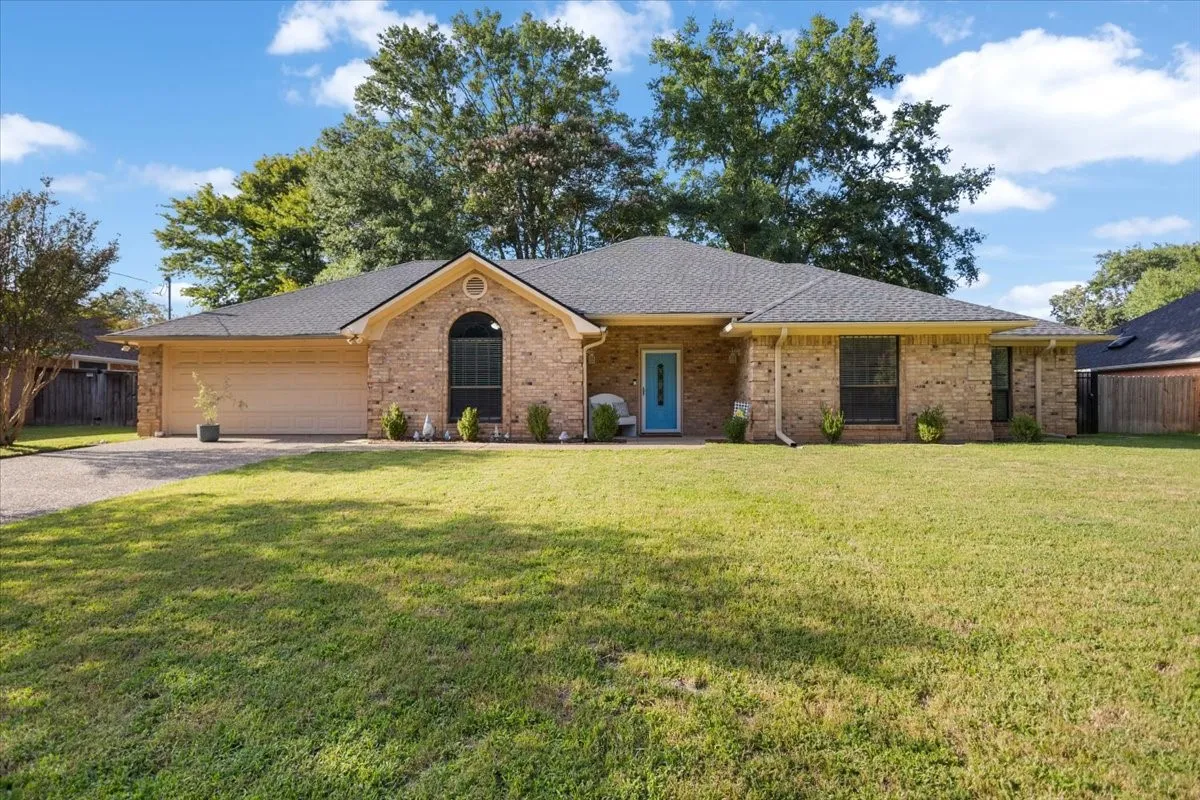 Single Family Residence For Sale in Smith County , 3108 Varsity Drive, Tyler, Texas 75701, 3 Bedroom, 2 Bathroom, 2 Garage spaces, 2,041 Sqft, built in 1992, mls#21349028, Real Estate Agent in Tyler, Homes For Sale in Smith county, Homes For Sale in Tyler, Realtor in Tyler Texas, Real Estate Brokerage Independent Realty Texas, Luminita Cordes Realtor