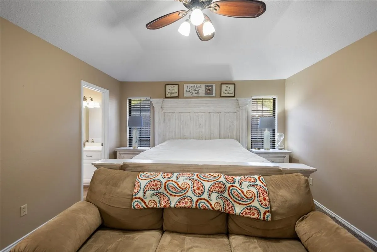 Vaulted ceiling room with an overhead ceiling fan