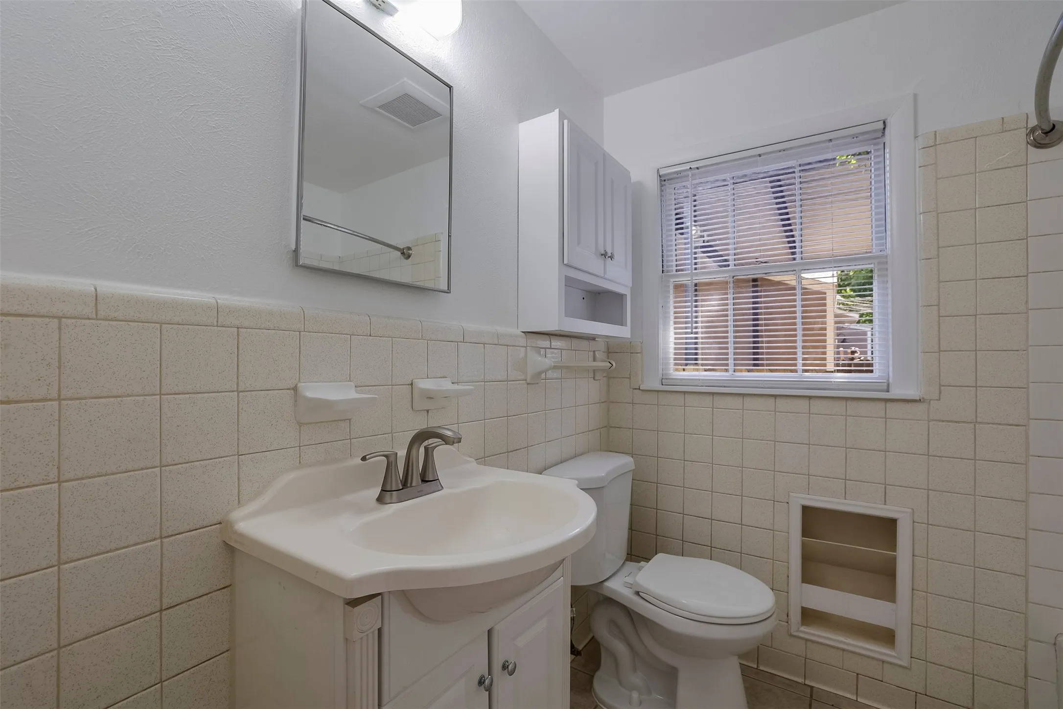 Duplex For Rent in Tarrant County , 3931 Dexter Avenue, Fort Worth, Texas 76107, 2 Bedroom, 1 Bathroom, Garage spaces, 880 Sqft, built in 1951, mls#21354111, Real Estate Agent in Fort Worth, Homes For Rent in Tarrant county, Homes For Rent in Fort Worth, Realtor in Fort Worth Texas, Real Estate Brokerage Independent Realty Texas, Luminita Cordes Realtor