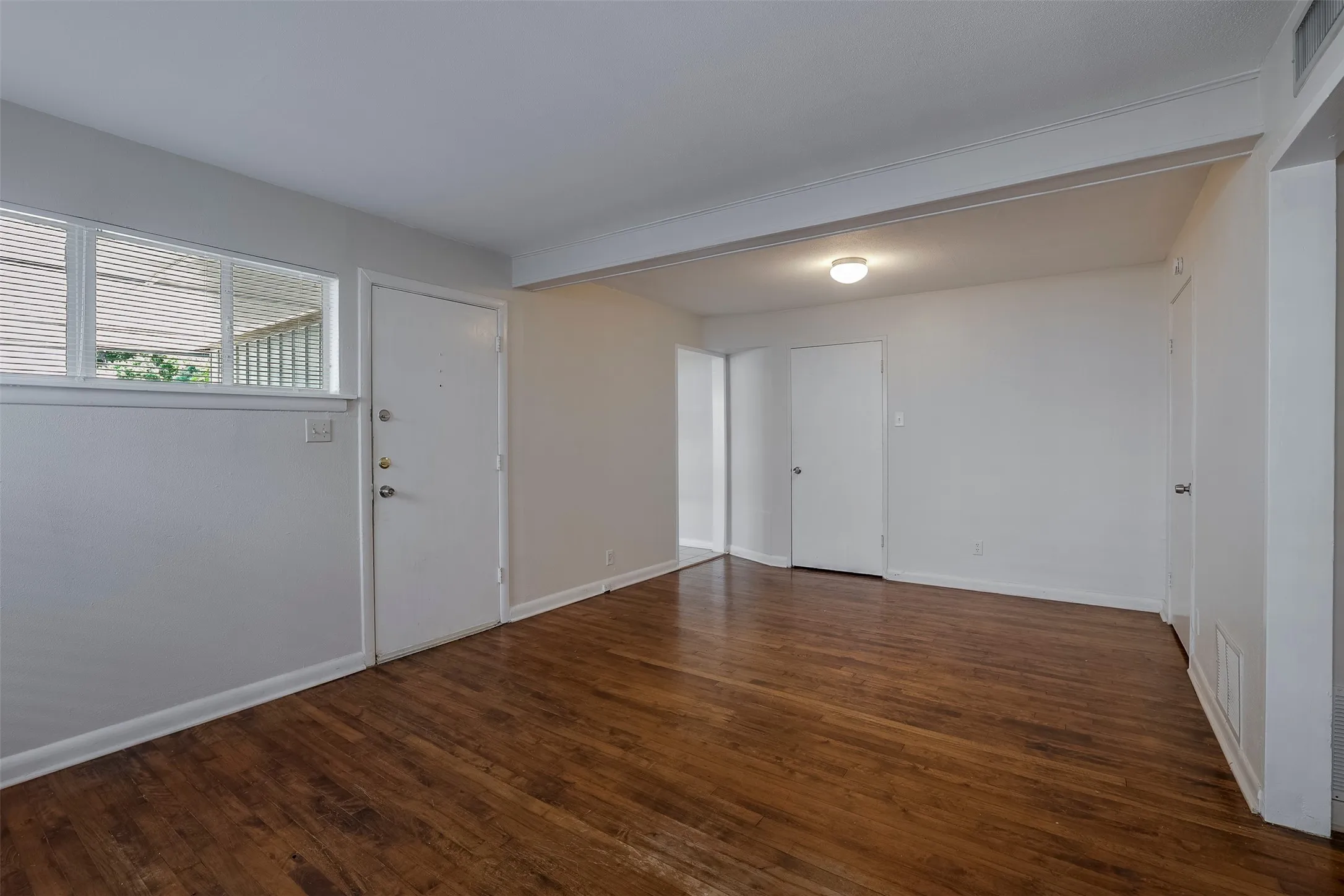 Duplex For Rent in Tarrant County , 3931 Dexter Avenue, Fort Worth, Texas 76107, 2 Bedroom, 1 Bathroom, Garage spaces, 880 Sqft, built in 1951, mls#21354111, Real Estate Agent in Fort Worth, Homes For Rent in Tarrant county, Homes For Rent in Fort Worth, Realtor in Fort Worth Texas, Real Estate Brokerage Independent Realty Texas, Luminita Cordes Realtor