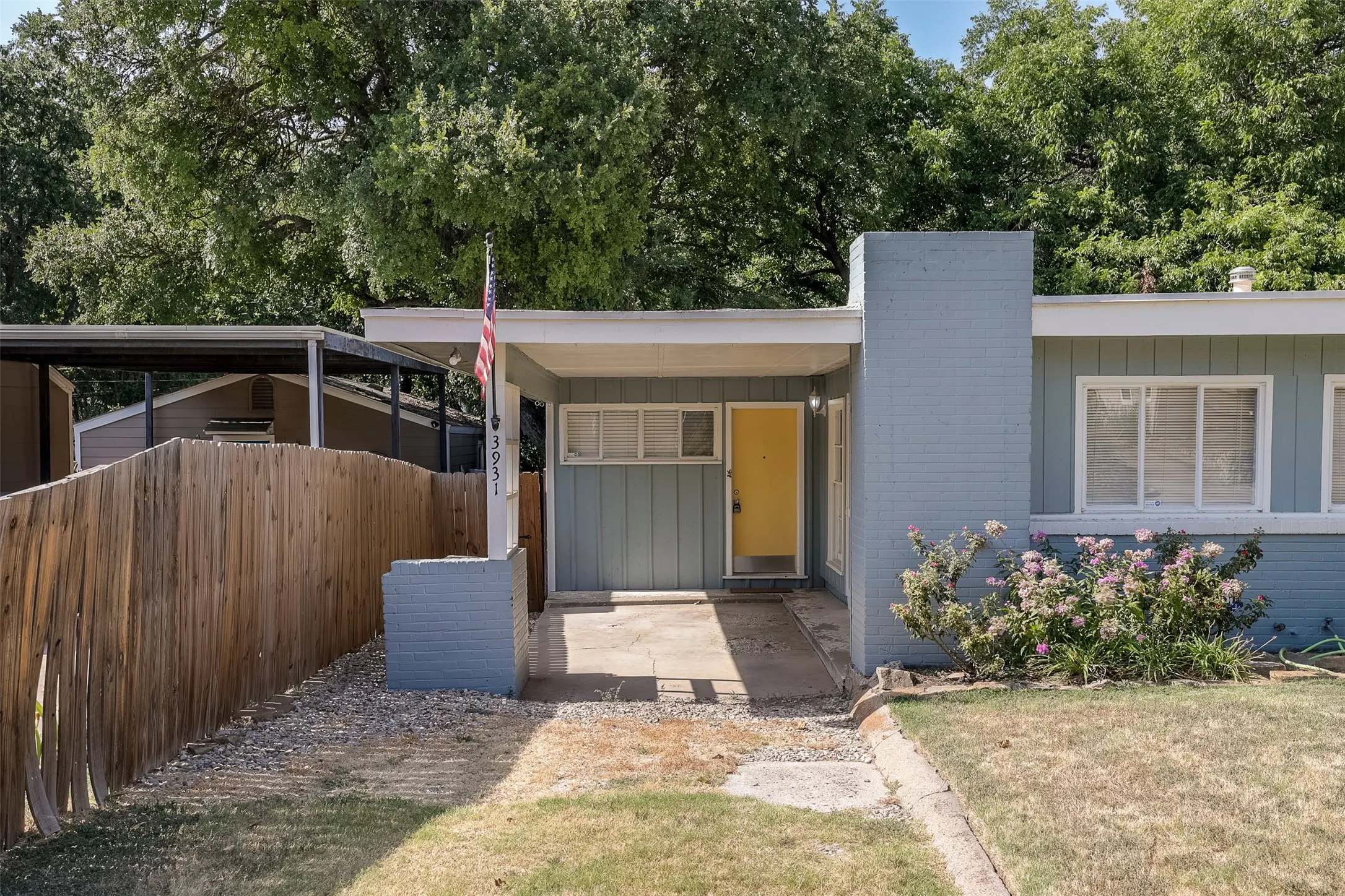 Duplex For Rent in Tarrant County , 3931 Dexter Avenue, Fort Worth, Texas 76107, 2 Bedroom, 1 Bathroom, Garage spaces, 880 Sqft, built in 1951, mls#21354111, Real Estate Agent in Fort Worth, Homes For Rent in Tarrant county, Homes For Rent in Fort Worth, Realtor in Fort Worth Texas, Real Estate Brokerage Independent Realty Texas, Luminita Cordes Realtor
