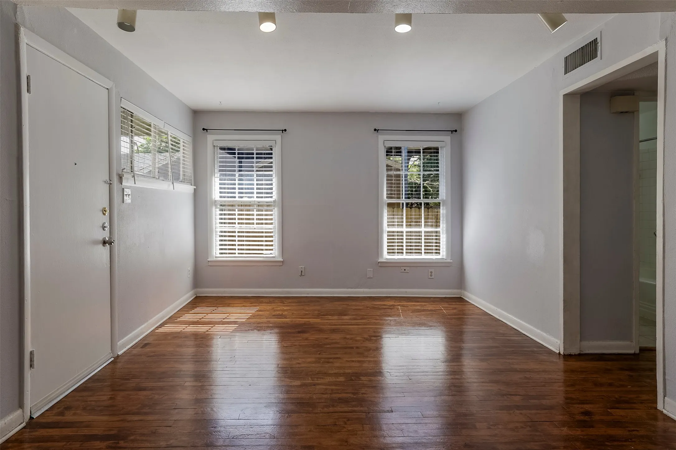 Duplex For Rent in Tarrant County , 3931 Dexter Avenue, Fort Worth, Texas 76107, 2 Bedroom, 1 Bathroom, Garage spaces, 880 Sqft, built in 1951, mls#21354111, Real Estate Agent in Fort Worth, Homes For Rent in Tarrant county, Homes For Rent in Fort Worth, Realtor in Fort Worth Texas, Real Estate Brokerage Independent Realty Texas, Luminita Cordes Realtor