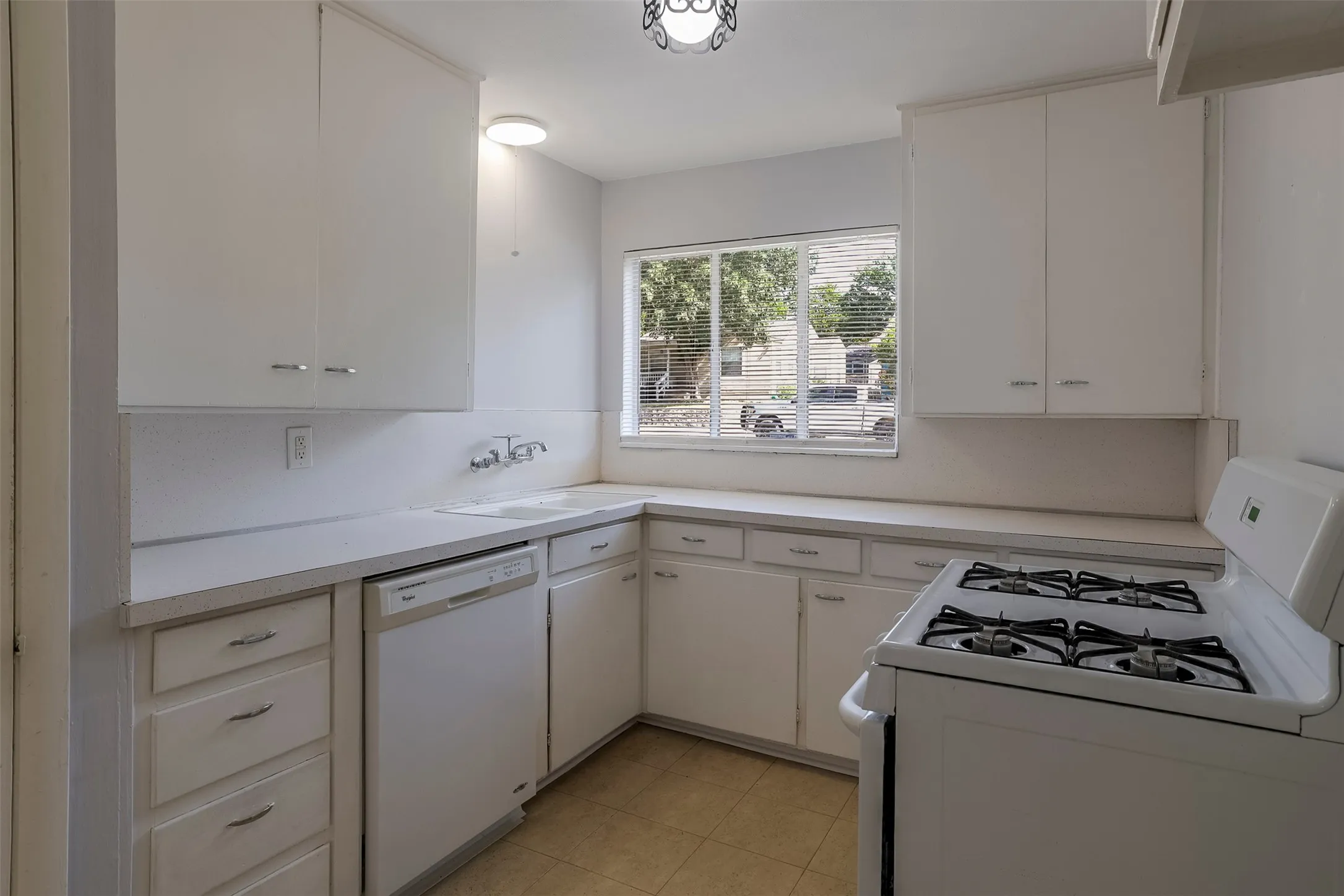 Duplex For Rent in Tarrant County , 3931 Dexter Avenue, Fort Worth, Texas 76107, 2 Bedroom, 1 Bathroom, Garage spaces, 880 Sqft, built in 1951, mls#21354111, Real Estate Agent in Fort Worth, Homes For Rent in Tarrant county, Homes For Rent in Fort Worth, Realtor in Fort Worth Texas, Real Estate Brokerage Independent Realty Texas, Luminita Cordes Realtor