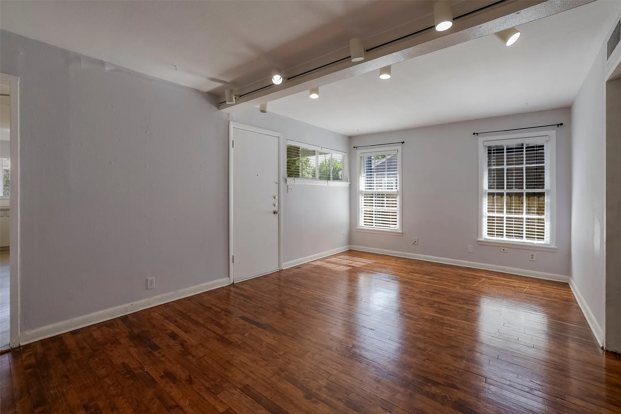 Duplex For Rent in Tarrant County , 3931 Dexter Avenue, Fort Worth, Texas 76107, 2 Bedroom, 1 Bathroom, Garage spaces, 880 Sqft, built in 1951, mls#21354111, Real Estate Agent in Fort Worth, Homes For Rent in Tarrant county, Homes For Rent in Fort Worth, Realtor in Fort Worth Texas, Real Estate Brokerage Independent Realty Texas, Luminita Cordes Realtor