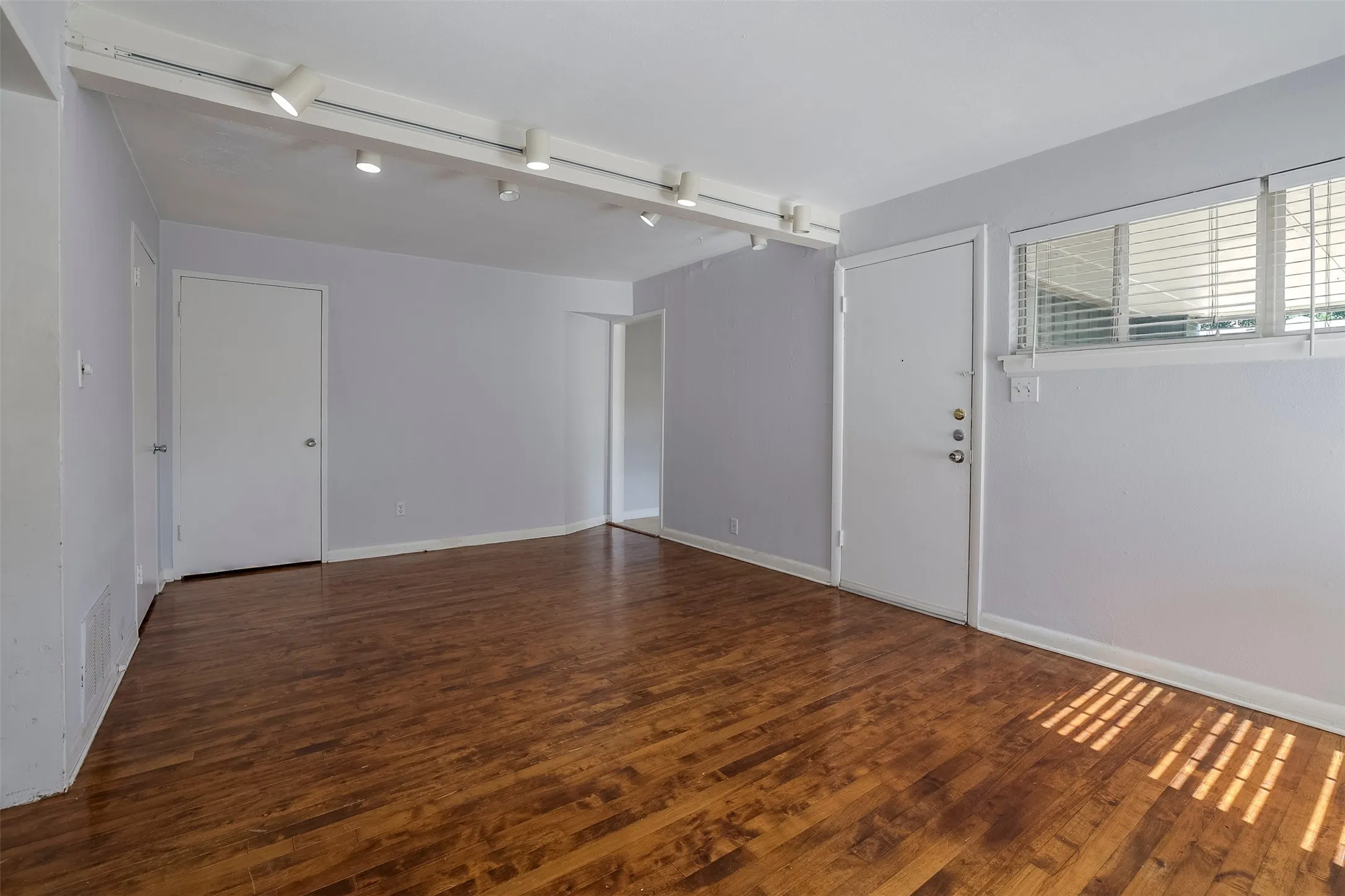 Duplex For Rent in Tarrant County , 3931 Dexter Avenue, Fort Worth, Texas 76107, 2 Bedroom, 1 Bathroom, Garage spaces, 880 Sqft, built in 1951, mls#21354111, Real Estate Agent in Fort Worth, Homes For Rent in Tarrant county, Homes For Rent in Fort Worth, Realtor in Fort Worth Texas, Real Estate Brokerage Independent Realty Texas, Luminita Cordes Realtor