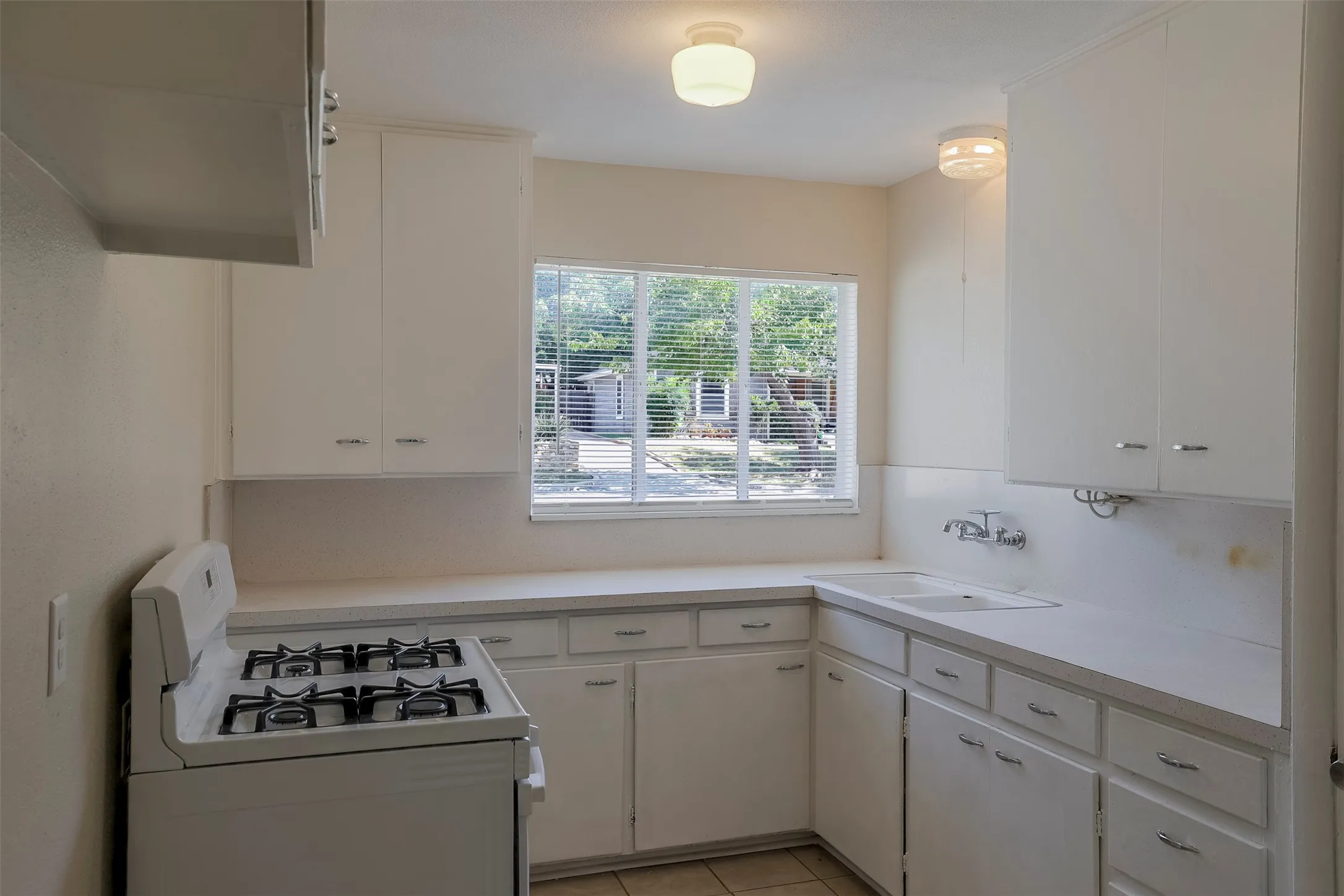 Duplex For Rent in Tarrant County , 3933 Dexter Avenue, Fort Worth, Texas 76107, 2 Bedroom, 1 Bathroom, Garage spaces, 880 Sqft, built in 1951, mls#21355264, Real Estate Agent in Fort Worth, Homes For Rent in Tarrant county, Homes For Rent in Fort Worth, Realtor in Fort Worth Texas, Real Estate Brokerage Independent Realty Texas, Luminita Cordes Realtor
