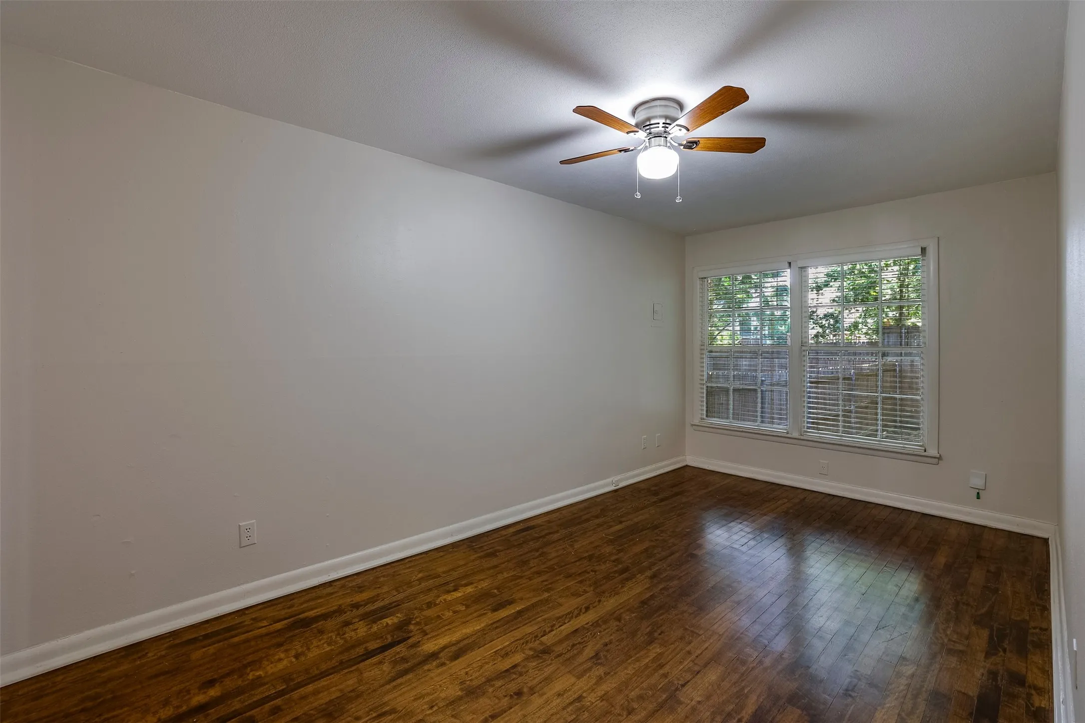 Duplex For Rent in Tarrant County , 3933 Dexter Avenue, Fort Worth, Texas 76107, 2 Bedroom, 1 Bathroom, Garage spaces, 880 Sqft, built in 1951, mls#21355264, Real Estate Agent in Fort Worth, Homes For Rent in Tarrant county, Homes For Rent in Fort Worth, Realtor in Fort Worth Texas, Real Estate Brokerage Independent Realty Texas, Luminita Cordes Realtor