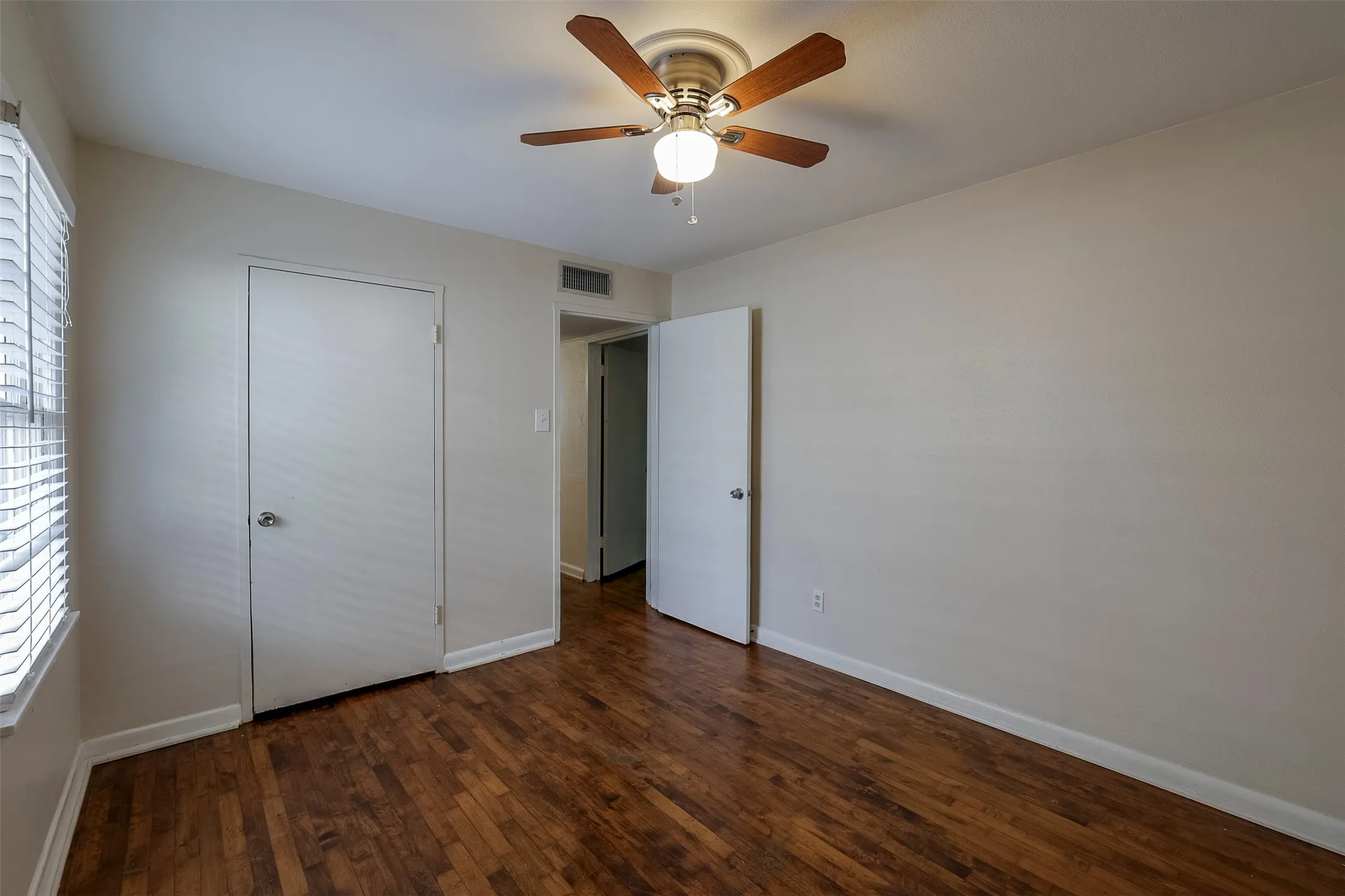 Duplex For Rent in Tarrant County , 3933 Dexter Avenue, Fort Worth, Texas 76107, 2 Bedroom, 1 Bathroom, Garage spaces, 880 Sqft, built in 1951, mls#21355264, Real Estate Agent in Fort Worth, Homes For Rent in Tarrant county, Homes For Rent in Fort Worth, Realtor in Fort Worth Texas, Real Estate Brokerage Independent Realty Texas, Luminita Cordes Realtor
