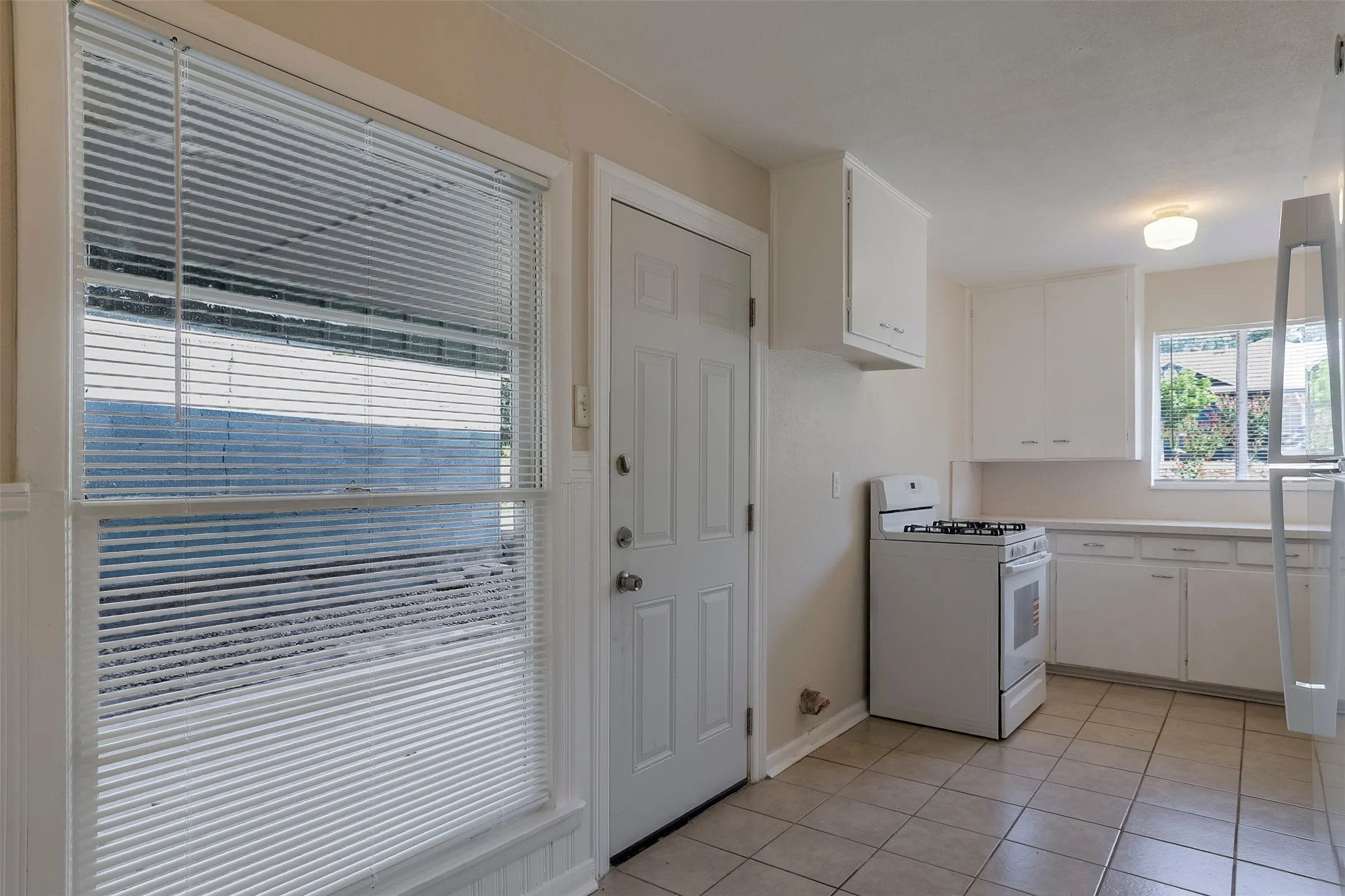 Duplex For Rent in Tarrant County , 3933 Dexter Avenue, Fort Worth, Texas 76107, 2 Bedroom, 1 Bathroom, Garage spaces, 880 Sqft, built in 1951, mls#21355264, Real Estate Agent in Fort Worth, Homes For Rent in Tarrant county, Homes For Rent in Fort Worth, Realtor in Fort Worth Texas, Real Estate Brokerage Independent Realty Texas, Luminita Cordes Realtor