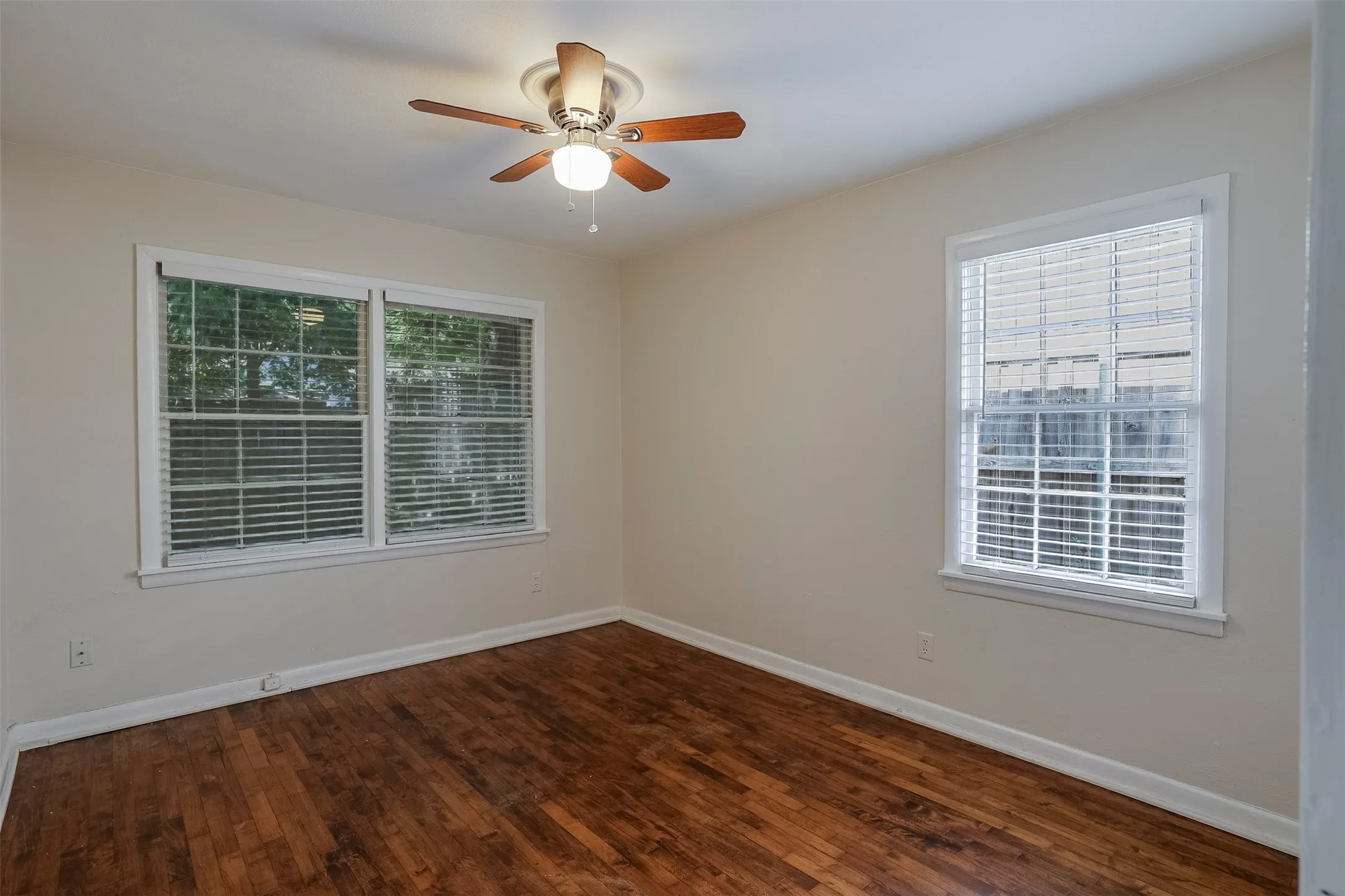 Duplex For Rent in Tarrant County , 3933 Dexter Avenue, Fort Worth, Texas 76107, 2 Bedroom, 1 Bathroom, Garage spaces, 880 Sqft, built in 1951, mls#21355264, Real Estate Agent in Fort Worth, Homes For Rent in Tarrant county, Homes For Rent in Fort Worth, Realtor in Fort Worth Texas, Real Estate Brokerage Independent Realty Texas, Luminita Cordes Realtor